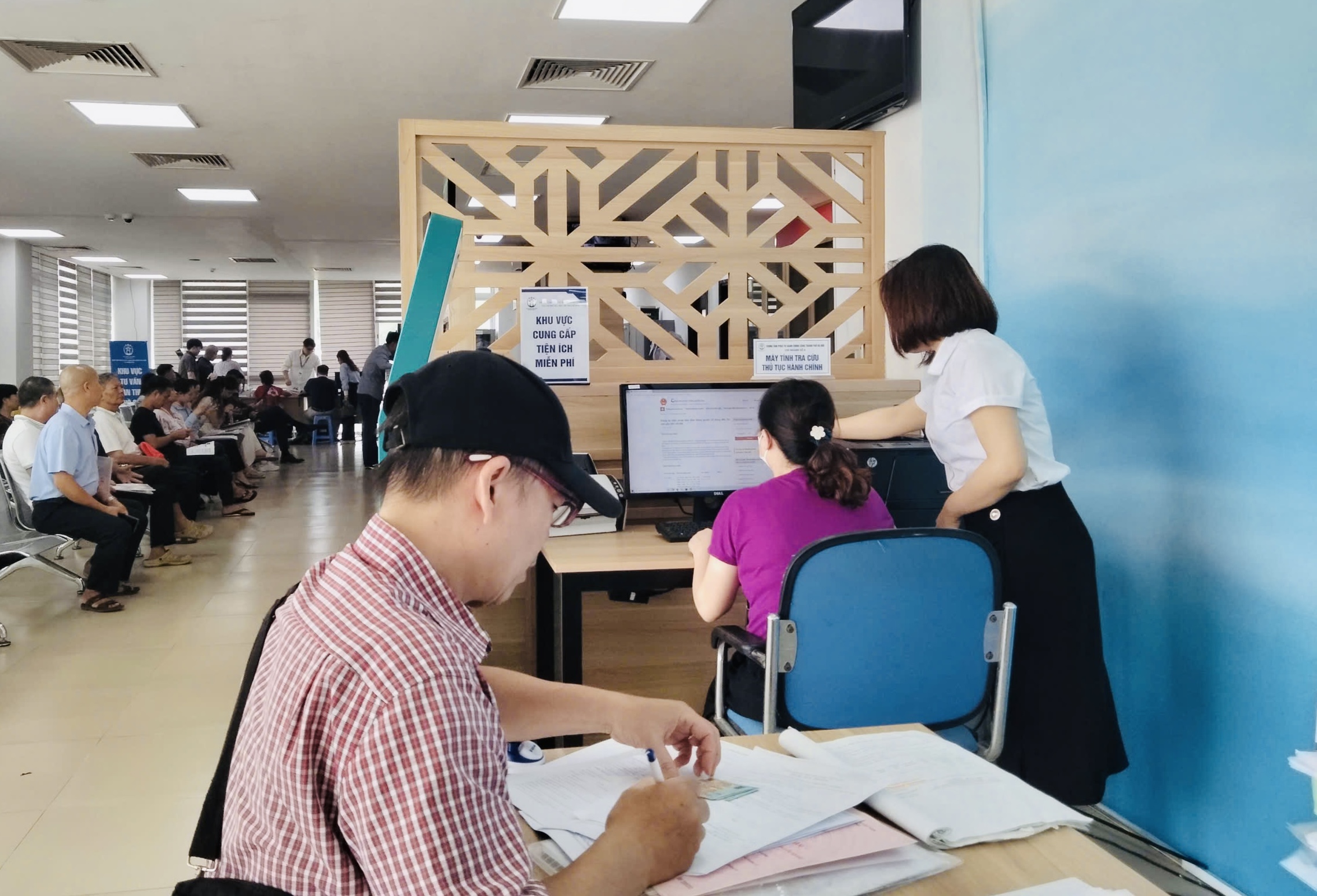 Người dân Hà Nội trải nghiệm 15 tiện ích miễn phí ở trung tâm hành chính công- Ảnh 13. Người dân Hà Nội trải nghiệm 15 tiện ích miễn phí ở trung tâm hành chính công- Ảnh 13.