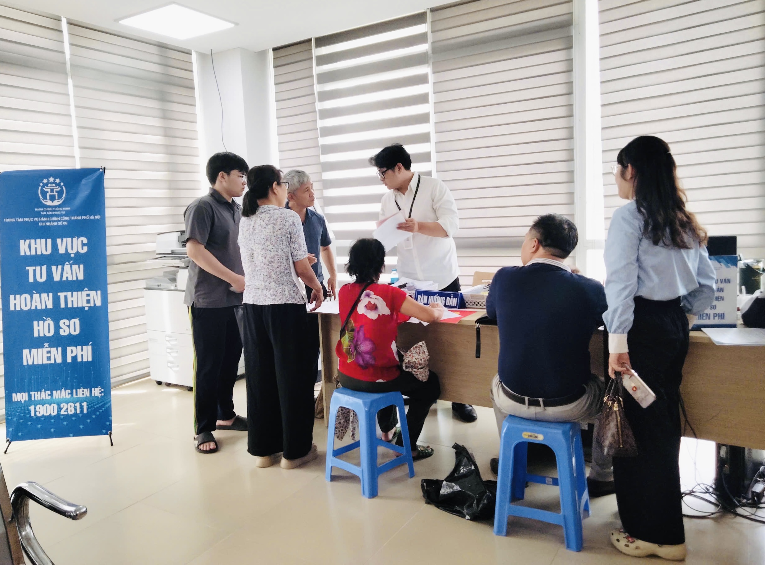 Người dân Hà Nội trải nghiệm 15 tiện ích miễn phí ở trung tâm hành chính công- Ảnh 12. Người dân Hà Nội trải nghiệm 15 tiện ích miễn phí ở trung tâm hành chính công- Ảnh 12.