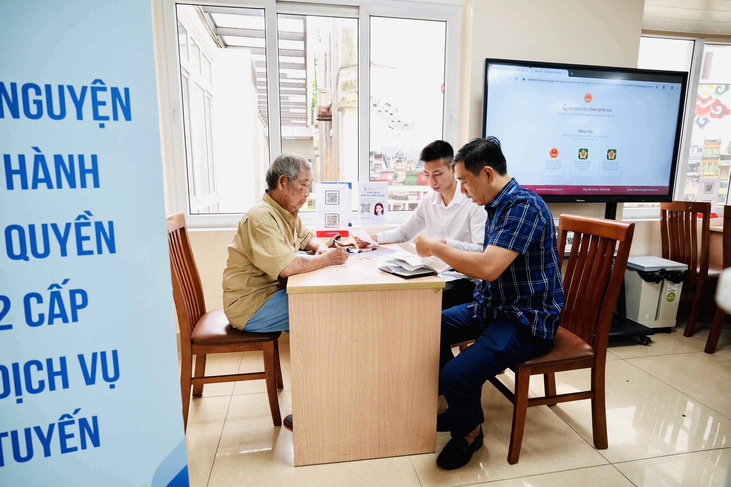 Người dân Hà Nội trải nghiệm 15 tiện ích miễn phí ở trung tâm hành chính công- Ảnh 16. Người dân Hà Nội trải nghiệm 15 tiện ích miễn phí ở trung tâm hành chính công- Ảnh 16.