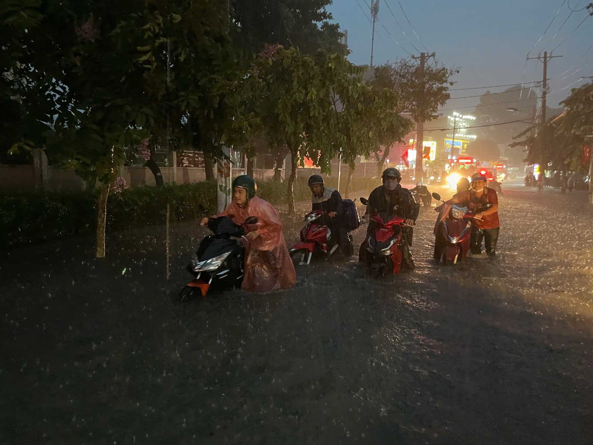 TP.HCM chìm trong cơn mưa lớn tối 5/8: Xe chết máy, người dắt bộ la liệt giữa phố- Ảnh 9.