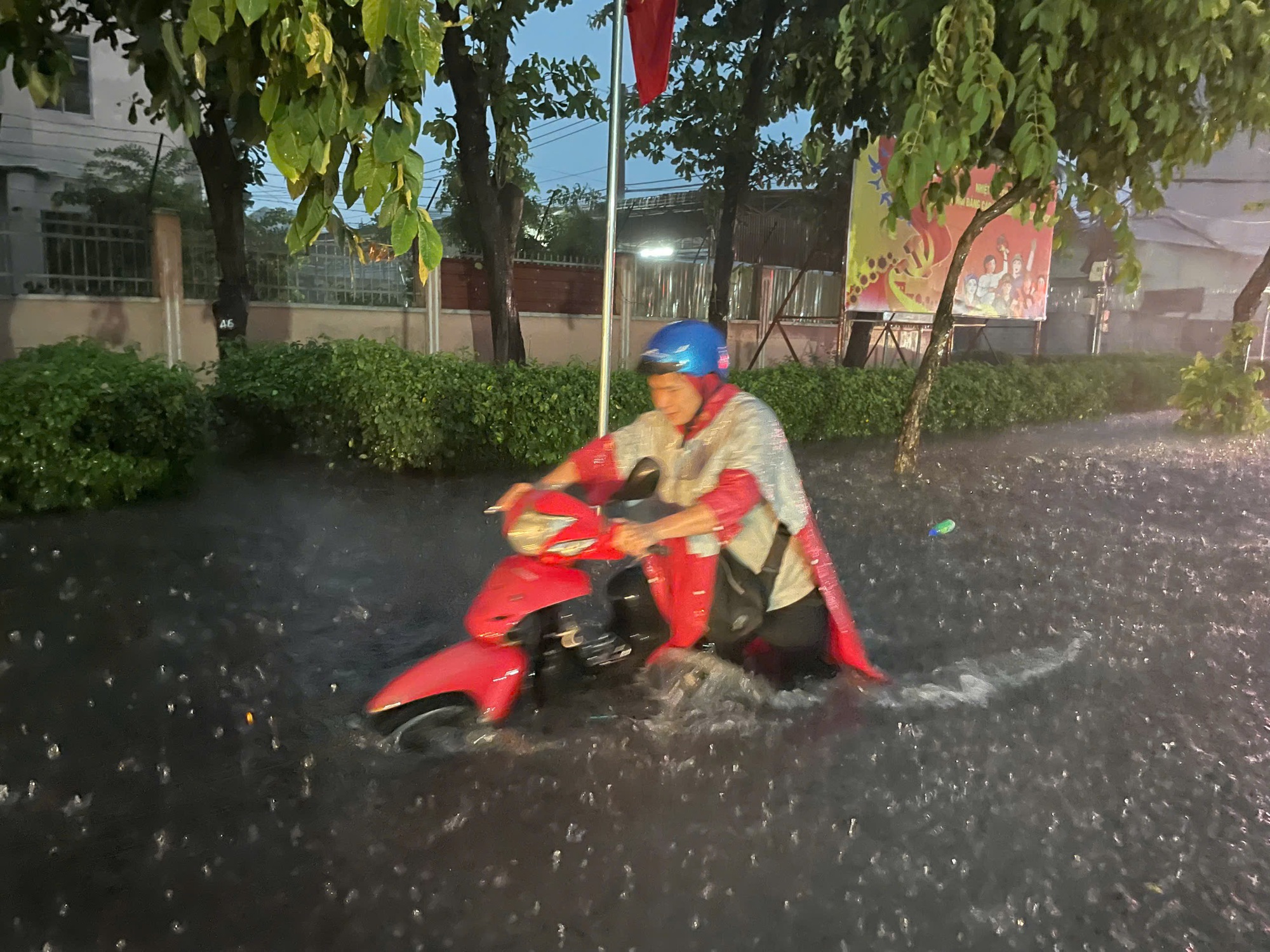 TP.HCM chìm trong cơn mưa lớn tối 5/8: Xe chết máy, người dắt bộ la liệt giữa phố- Ảnh 10.