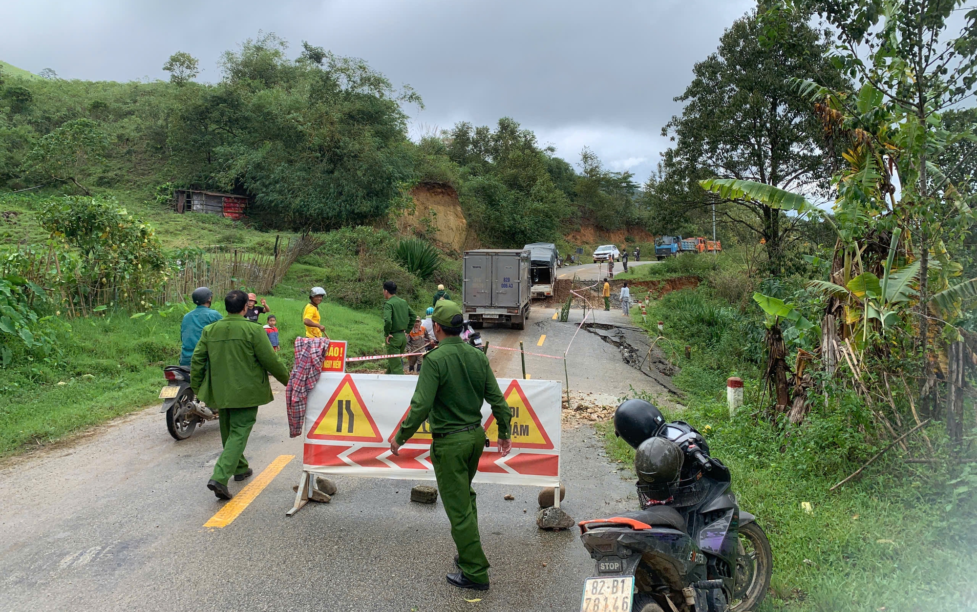 Quảng Ngãi: Mưa lũ gây sạt lở nghiêm trọng, giao thông chia cắt- Ảnh 4. Quảng Ngãi: Mưa lũ gây sạt lở nghiêm trọng, giao thông chia cắt- Ảnh 4.