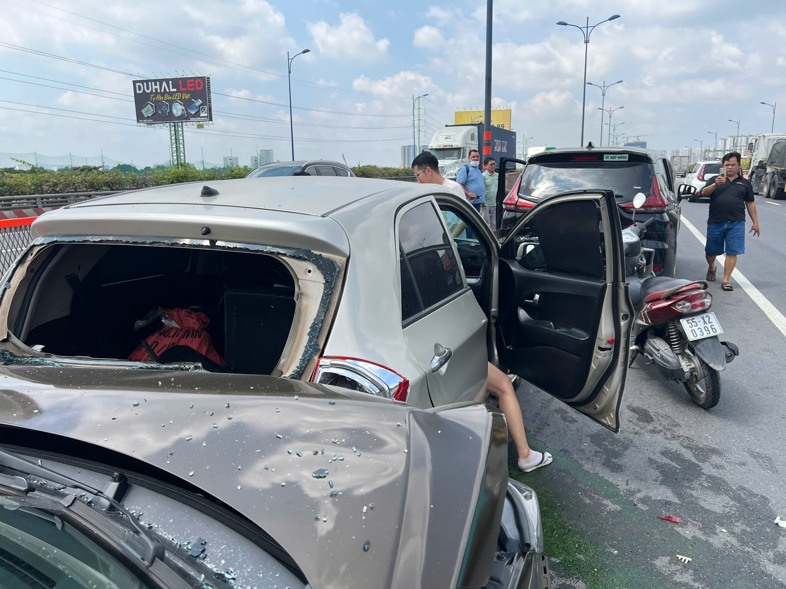 Tai nạn liên hoàn giữa 5 ô tô trên cầu Rạch Chiếc- Ảnh 3. Tai nạn liên hoàn giữa 5 ô tô trên cầu Rạch Chiếc- Ảnh 3.