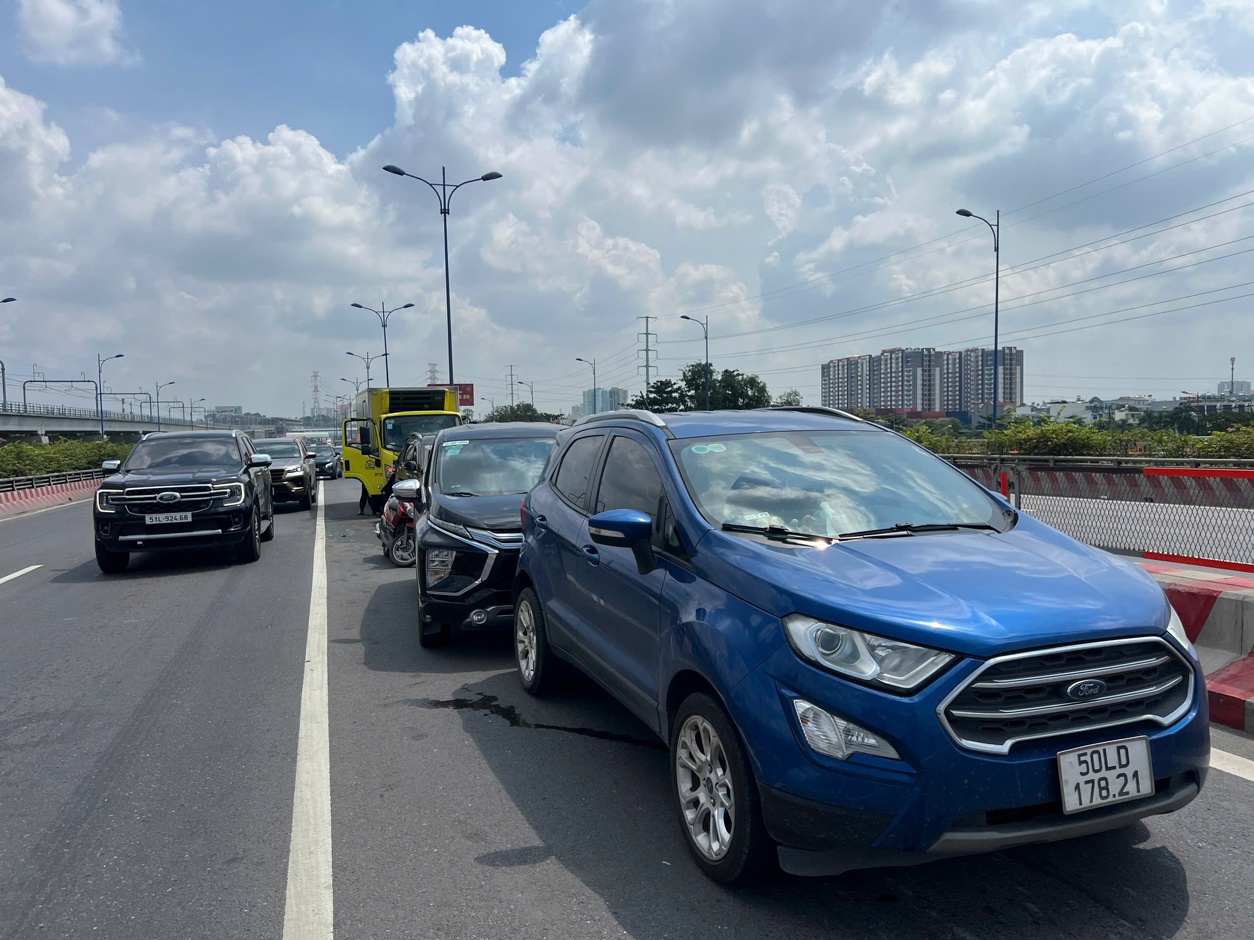 Tai nạn liên hoàn giữa 5 ô tô trên cầu Rạch Chiếc- Ảnh 1. Tai nạn liên hoàn giữa 5 ô tô trên cầu Rạch Chiếc- Ảnh 1.