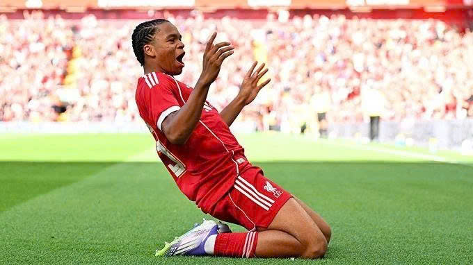 Thần đồng 16 tuổi đang gây sốt trong màu áo Liverpool là ai?- Ảnh 2. Thần đồng 16 tuổi đang gây sốt trong màu áo Liverpool là ai?- Ảnh 2.