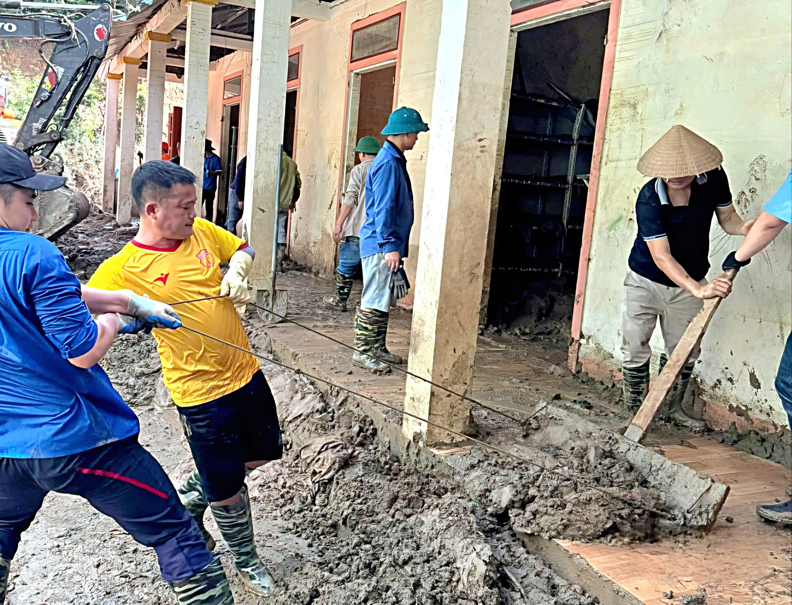 Nghệ An: “Trường giúp trường” khắc phục lũ lụt, chuẩn bị cho năm học mới- Ảnh 8. Nghệ An: “Trường giúp trường” khắc phục lũ lụt, chuẩn bị cho năm học mới- Ảnh 8.