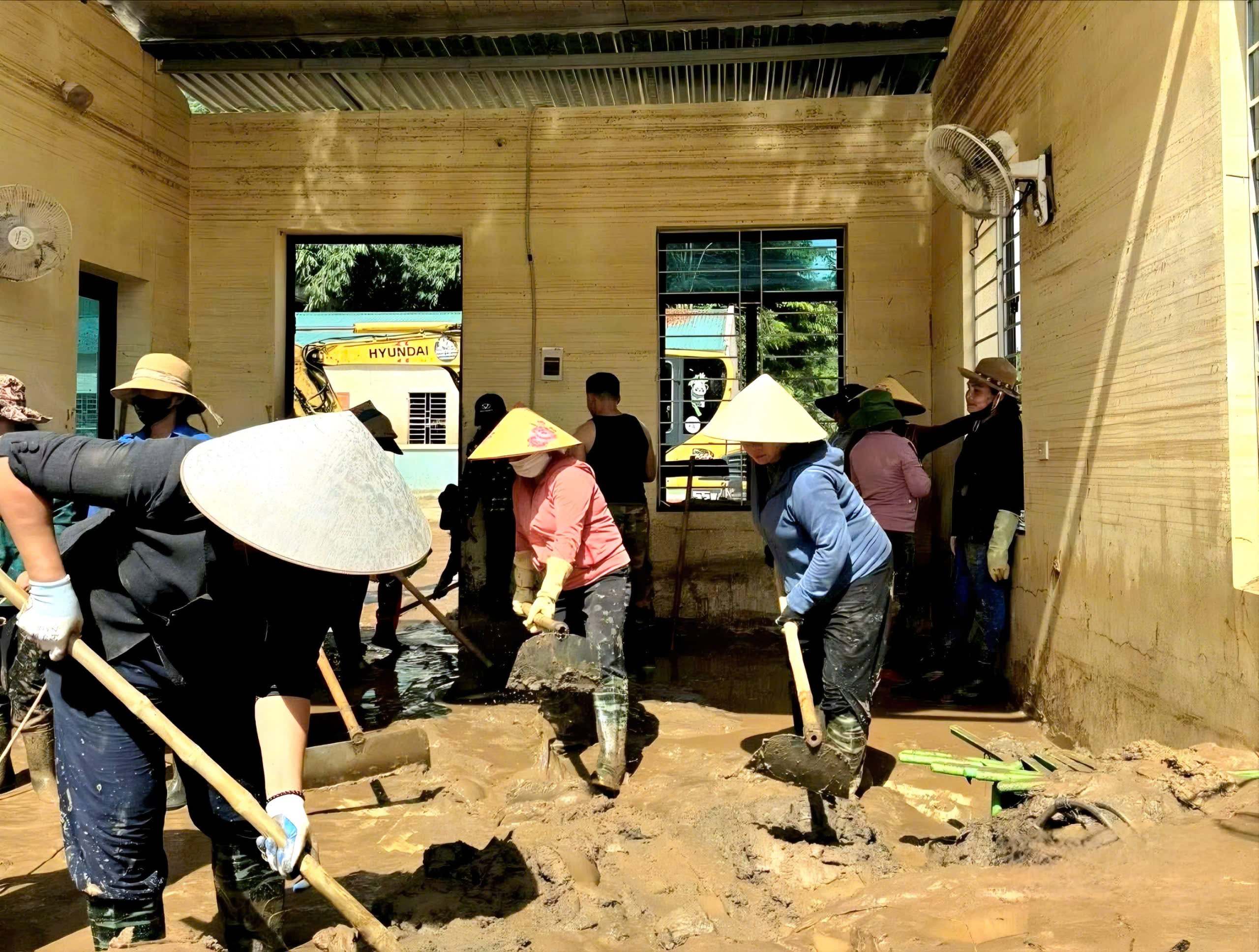 Nghệ An: “Trường giúp trường” khắc phục lũ lụt, chuẩn bị cho năm học mới- Ảnh 7. Nghệ An: “Trường giúp trường” khắc phục lũ lụt, chuẩn bị cho năm học mới- Ảnh 7.