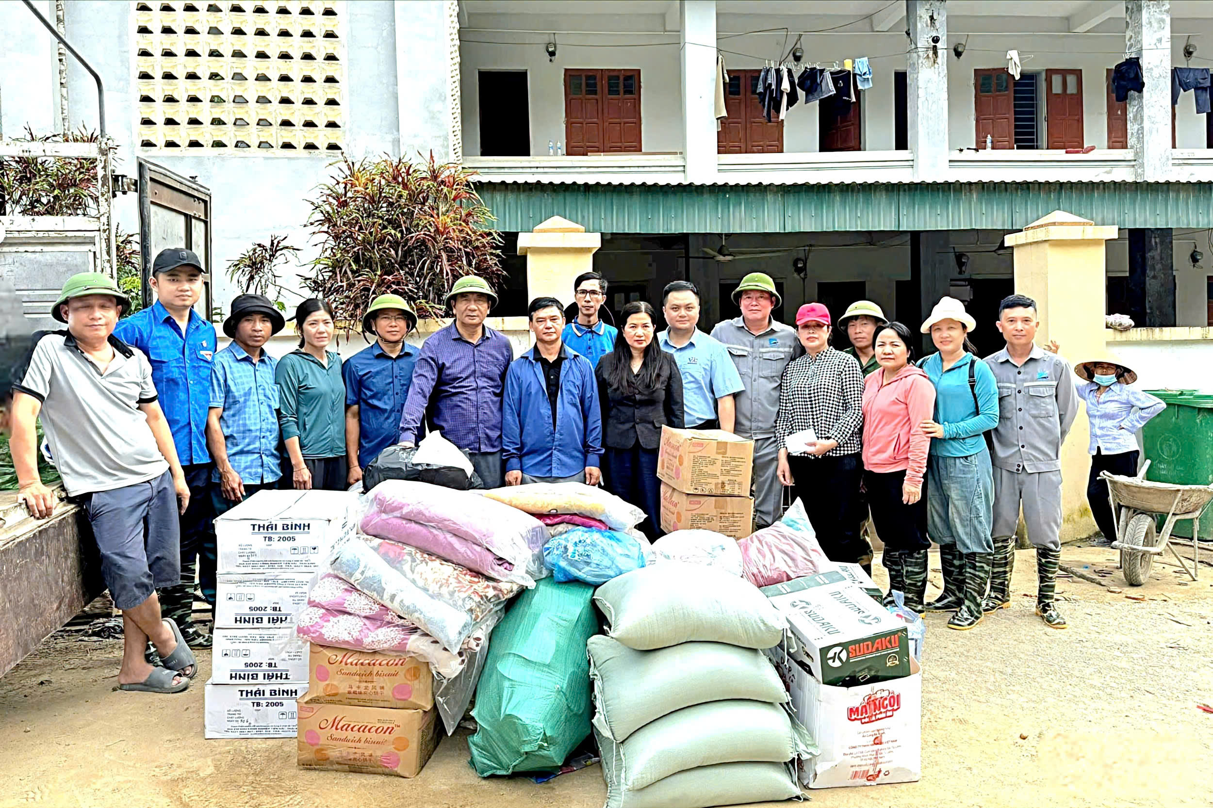 Nghệ An: “Trường giúp trường” khắc phục lũ lụt, chuẩn bị cho năm học mới- Ảnh 15. Nghệ An: “Trường giúp trường” khắc phục lũ lụt, chuẩn bị cho năm học mới- Ảnh 15.