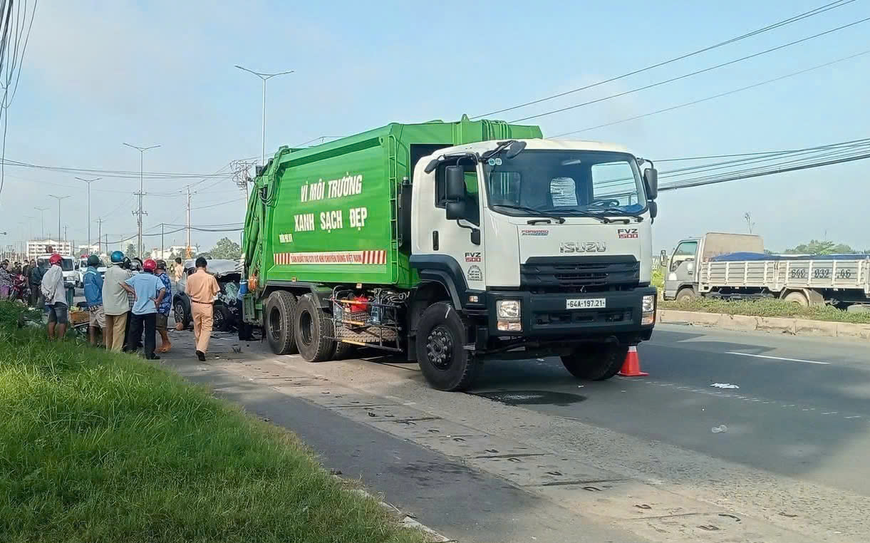 Ô tô và xe chở rác va chạm trên quốc lộ 1, ba người thương vong- Ảnh 1. Ô tô và xe chở rác va chạm trên quốc lộ 1, ba người thương vong- Ảnh 1.