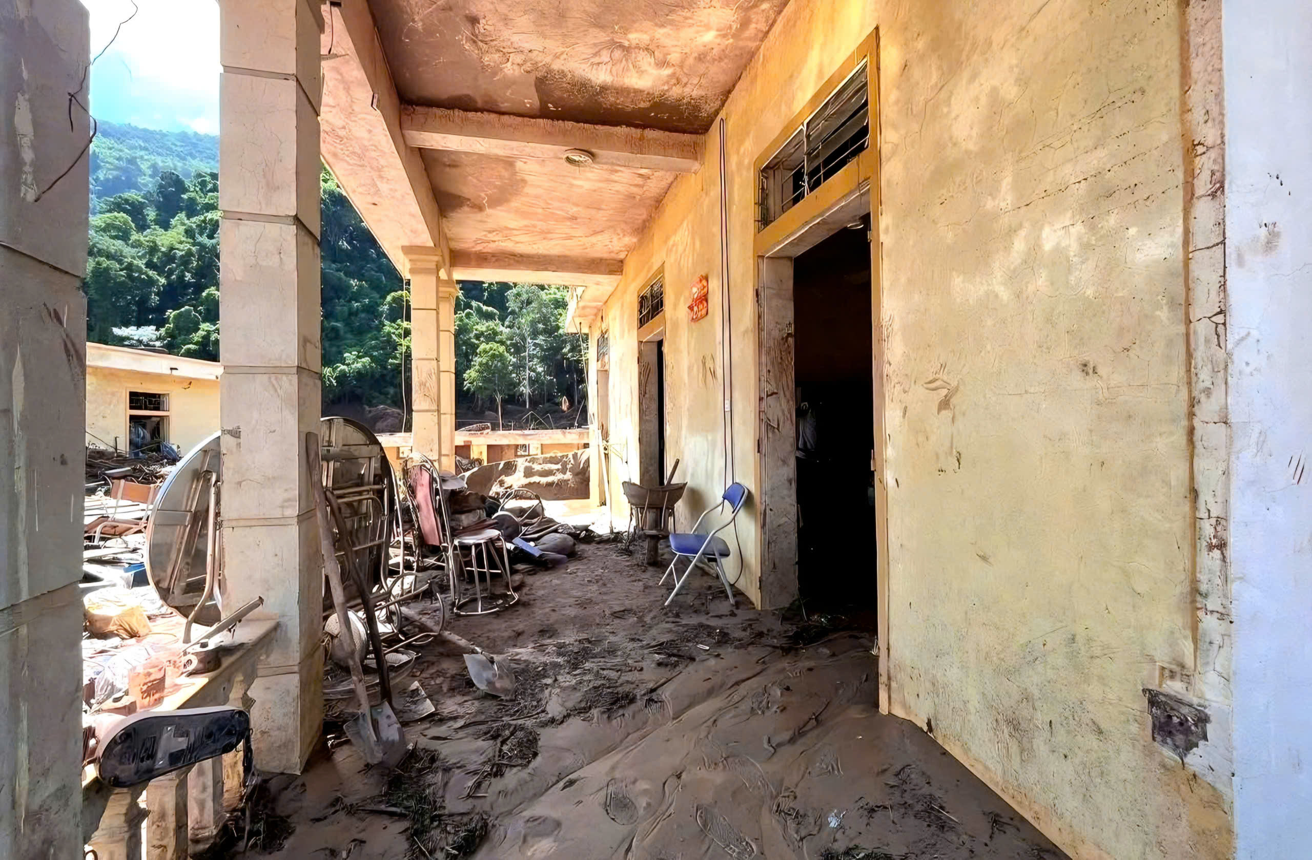 Nghệ An: “Trường giúp trường” khắc phục lũ lụt, chuẩn bị cho năm học mới- Ảnh 3. Nghệ An: “Trường giúp trường” khắc phục lũ lụt, chuẩn bị cho năm học mới- Ảnh 3.