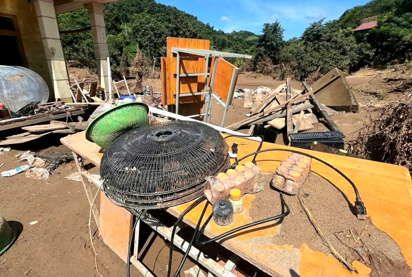 Nghệ An: “Trường giúp trường” khắc phục lũ lụt, chuẩn bị cho năm học mới- Ảnh 5. Nghệ An: “Trường giúp trường” khắc phục lũ lụt, chuẩn bị cho năm học mới- Ảnh 5.