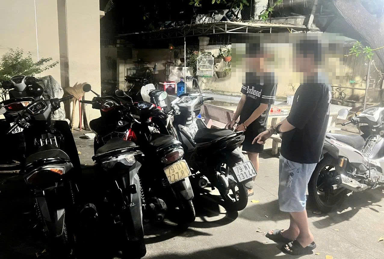 Để xe máy trên vỉa hè đi tắm biển, nhiều khổ chủ tá hỏa vì xe "bốc hơi"- Ảnh 1.