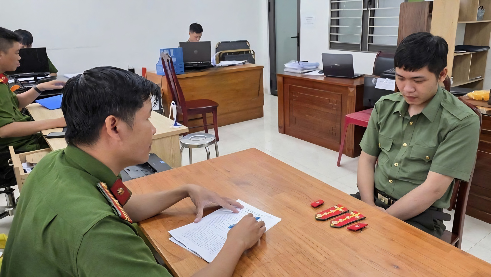 Danh tính kẻ giả danh công an để lừa đảo, chiếm đoạt hàng trăm triệu đồng ở Đà Nẵng- Ảnh 1. Danh tính kẻ giả danh công an để lừa đảo, chiếm đoạt hàng trăm triệu đồng ở Đà Nẵng- Ảnh 1.