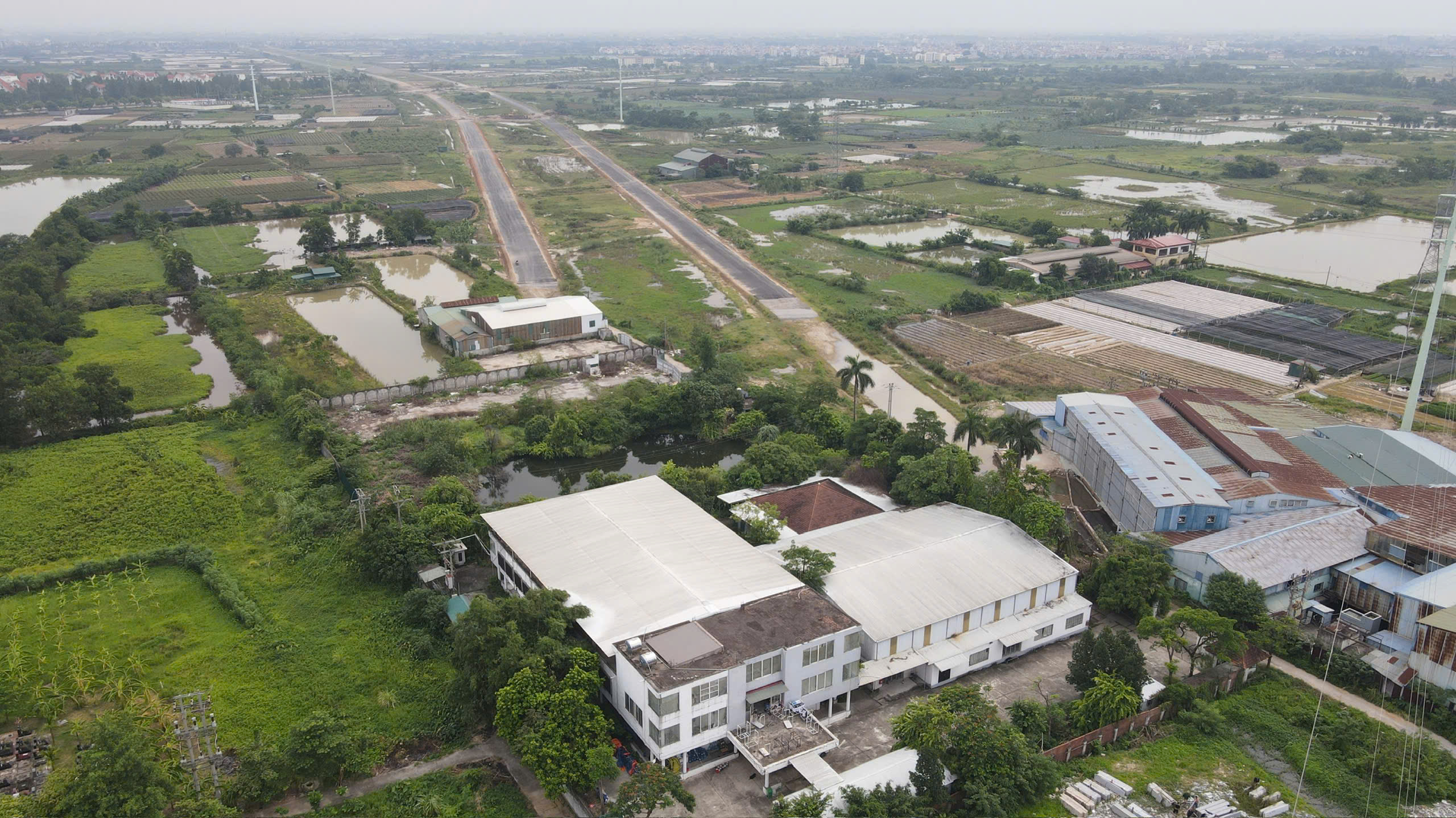 Đường song hành Vành đai 4 - Vùng Thủ đô nên hình hài sau hơn 2 năm thi công- Ảnh 5. Đường song hành Vành đai 4 - Vùng Thủ đô nên hình hài sau hơn 2 năm thi công- Ảnh 5.