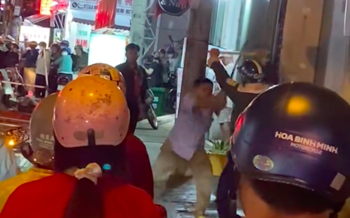 Xác minh clip hai thanh niên dùng gậy đánh nhau gây náo loạn đường phố ở TP.HCM