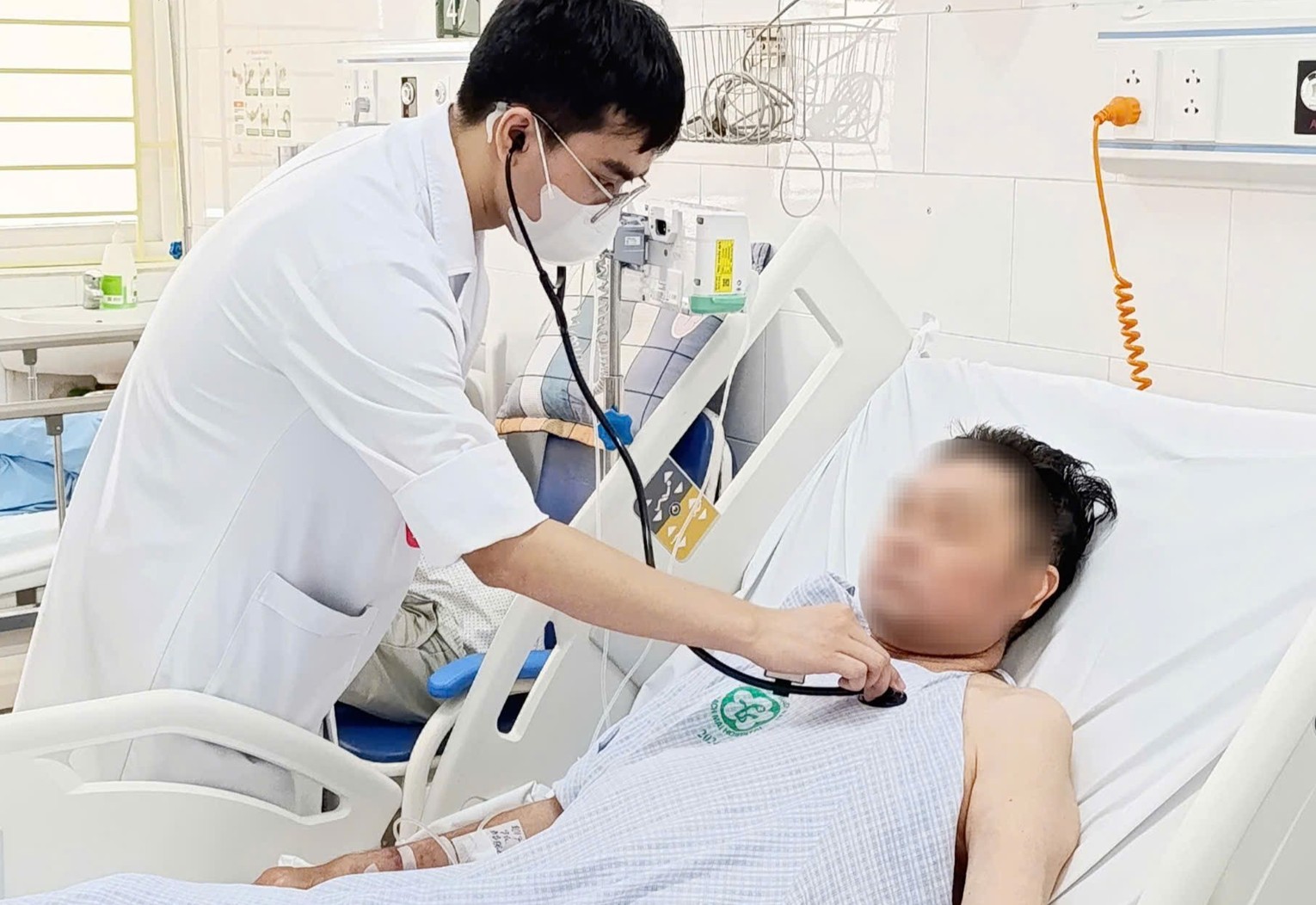 Chủ quan với vết thương nhỏ khi tắm biển, nam trung niên suýt mất mạng- Ảnh 1.