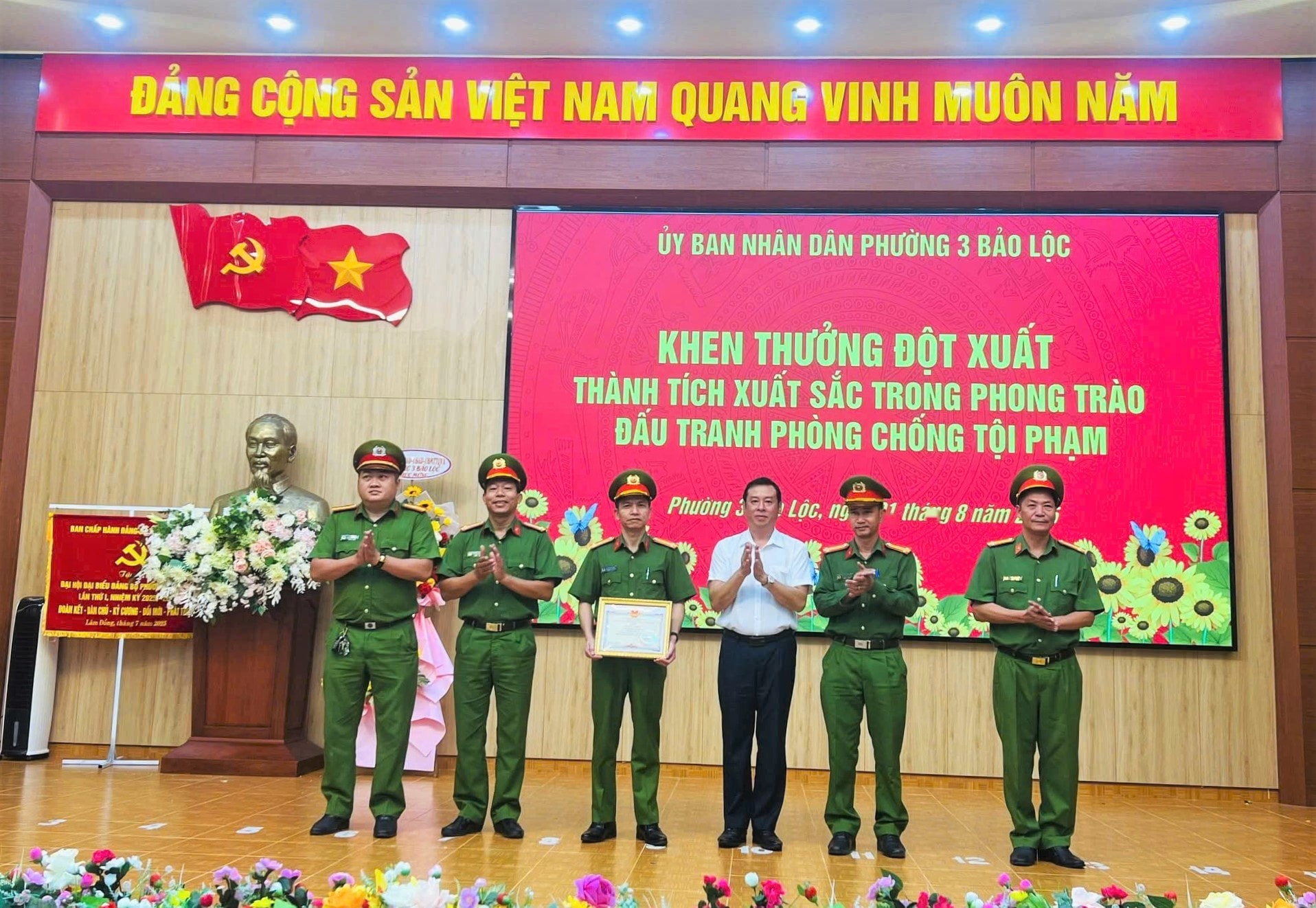 Lâm Đồng: Khen thưởng công an phường triệt phá cơ sở sản xuất phân bón giả- Ảnh 1. Lâm Đồng: Khen thưởng công an phường triệt phá cơ sở sản xuất phân bón giả- Ảnh 1.