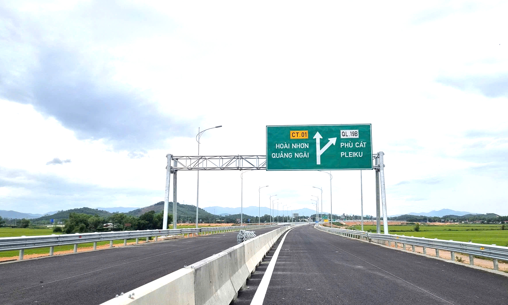 Toàn cảnh tuyến cao tốc hơn 12.400 tỷ đồng qua Gia Lai sắp cán đích- Ảnh 1. Toàn cảnh tuyến cao tốc hơn 12.400 tỷ đồng qua Gia Lai sắp cán đích- Ảnh 1.