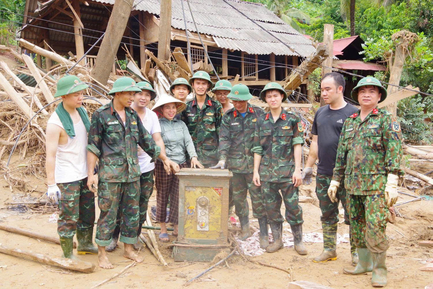 Nghệ An: Bộ đội bàn giao két sắt chứa nhiều giấy tờ, tài sản tìm thấy dưới lớp bùn đất- Ảnh 1.