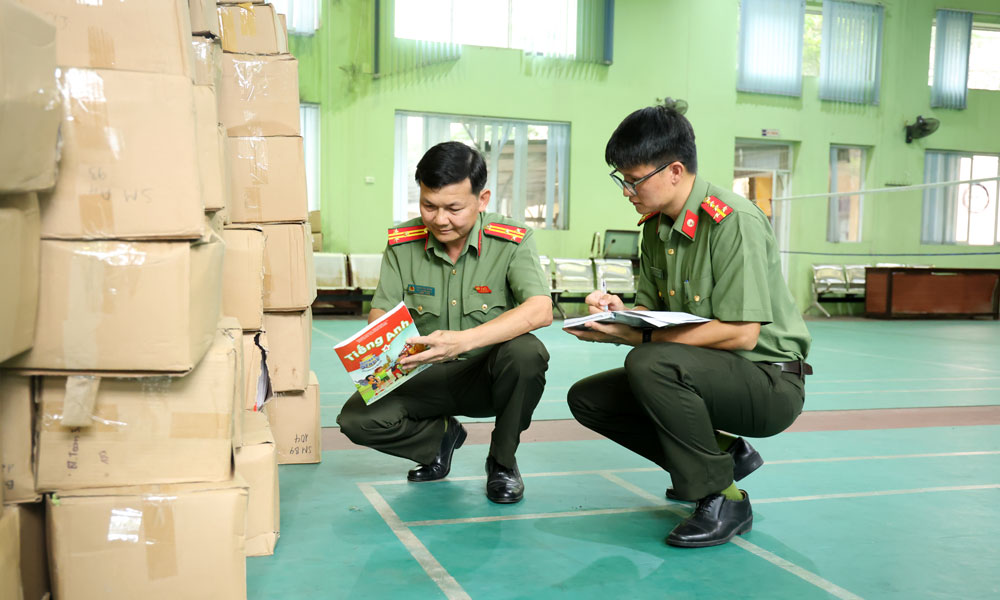 Phát hiện đường dây sản xuất, buôn bán sách giả hơn 8 tỷ đồng- Ảnh 1. Phát hiện đường dây sản xuất, buôn bán sách giả hơn 8 tỷ đồng- Ảnh 1.