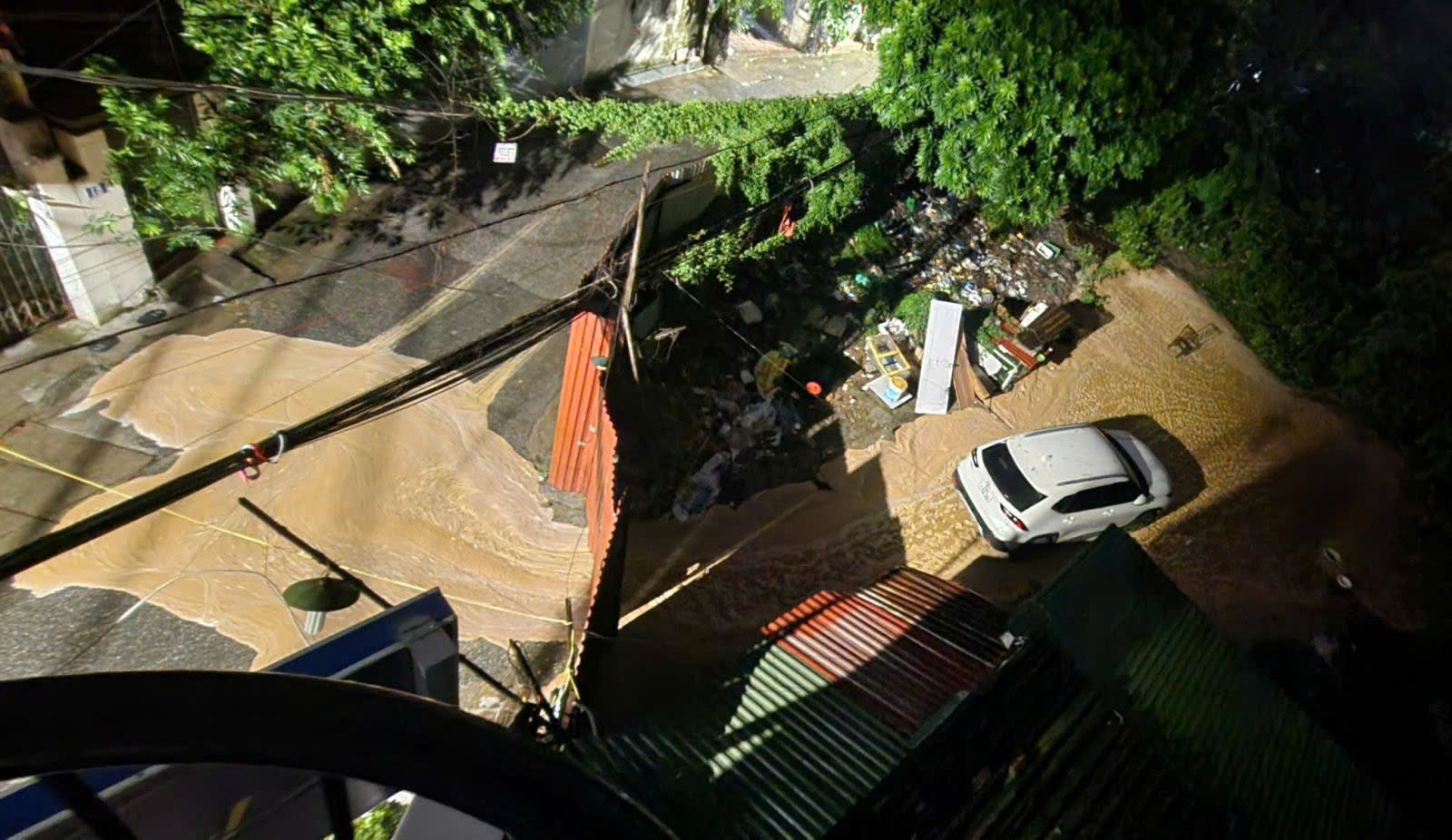 Hà Nội: Kịp thời khắc phục sự cố bùn nhão phun trào trong ngõ Núi Trúc- Ảnh 2. Hà Nội: Kịp thời khắc phục sự cố bùn nhão phun trào trong ngõ Núi Trúc- Ảnh 2.