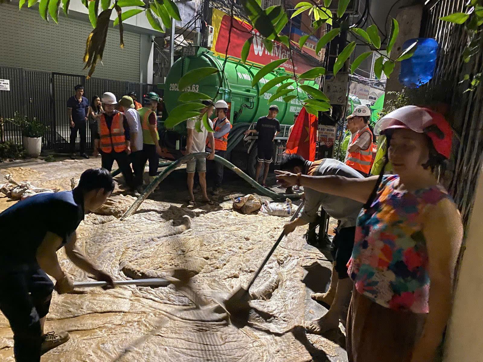 Hà Nội: Kịp thời khắc phục sự cố bùn nhão phun trào trong ngõ Núi Trúc- Ảnh 1. Hà Nội: Kịp thời khắc phục sự cố bùn nhão phun trào trong ngõ Núi Trúc- Ảnh 1.
