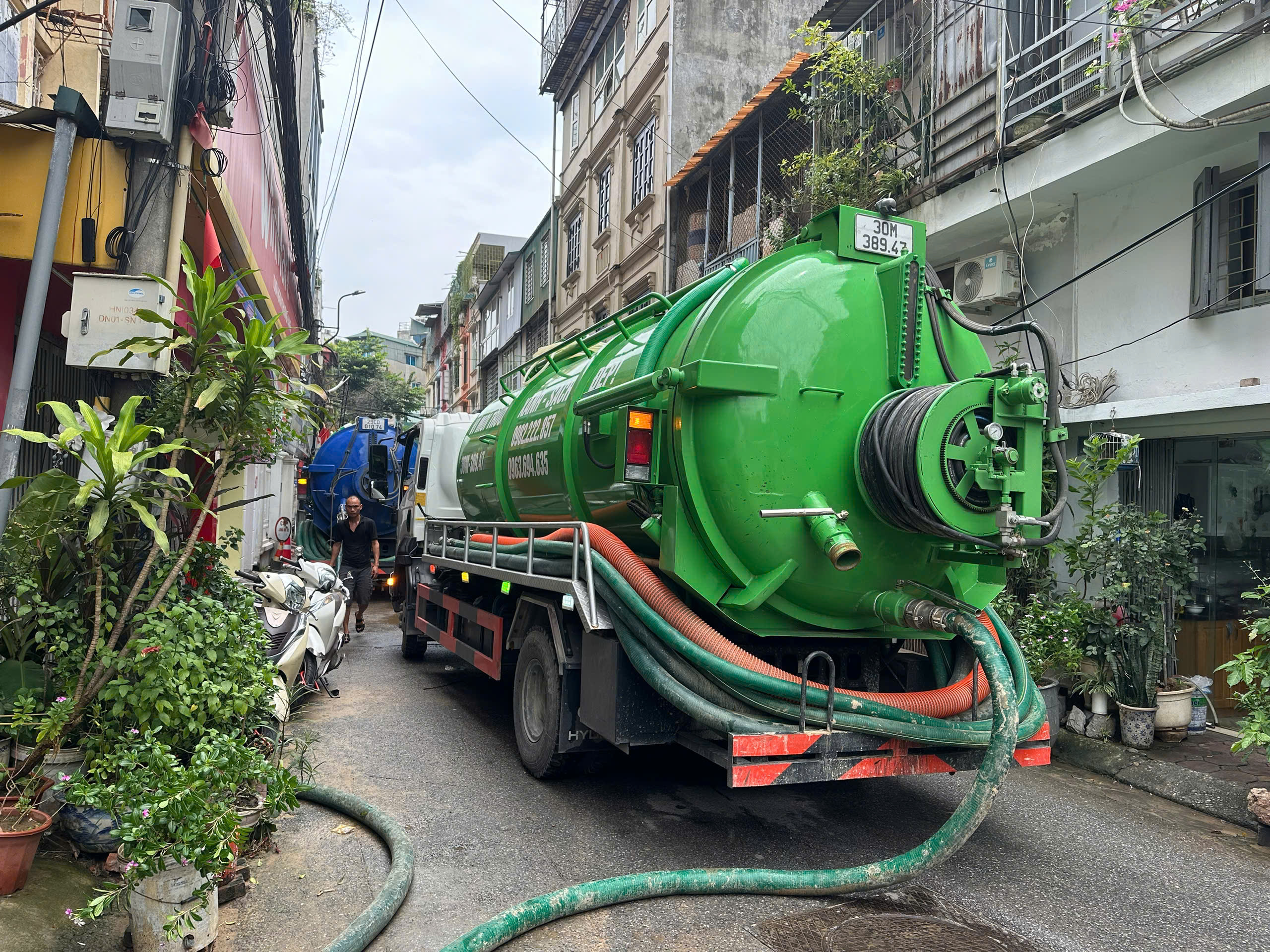 Hà Nội: Kịp thời khắc phục sự cố bùn nhão phun trào trong ngõ Núi Trúc- Ảnh 4. Hà Nội: Kịp thời khắc phục sự cố bùn nhão phun trào trong ngõ Núi Trúc- Ảnh 4.