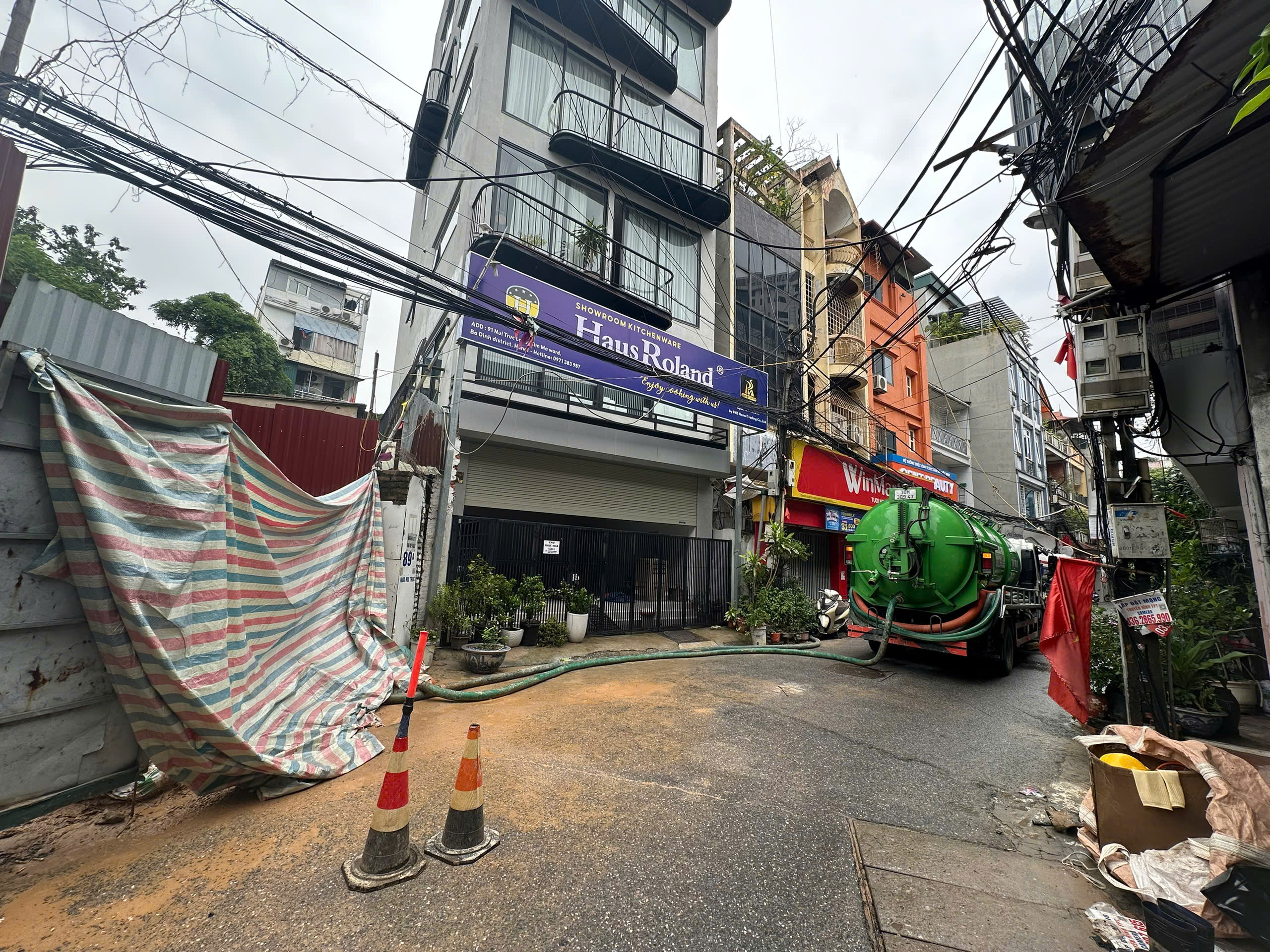Hà Nội: Kịp thời khắc phục sự cố bùn nhão phun trào trong ngõ Núi Trúc- Ảnh 5. Hà Nội: Kịp thời khắc phục sự cố bùn nhão phun trào trong ngõ Núi Trúc- Ảnh 5.