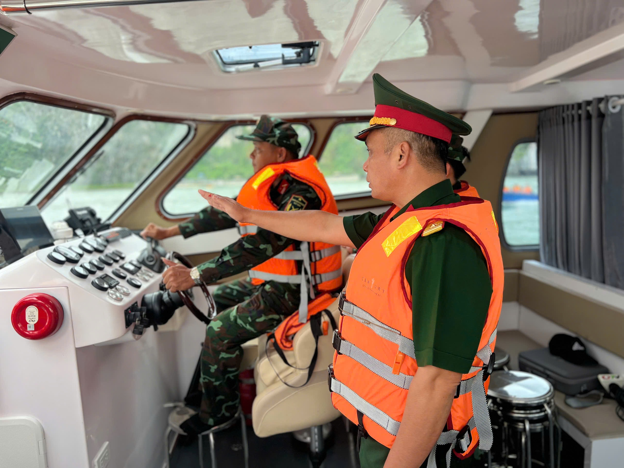 Quảng Ninh: Tăng cường tuần tra, bảo đảm an toàn cho du khách trên vịnh Hạ Long- Ảnh 2. Quảng Ninh: Tăng cường tuần tra, bảo đảm an toàn cho du khách trên vịnh Hạ Long- Ảnh 2.