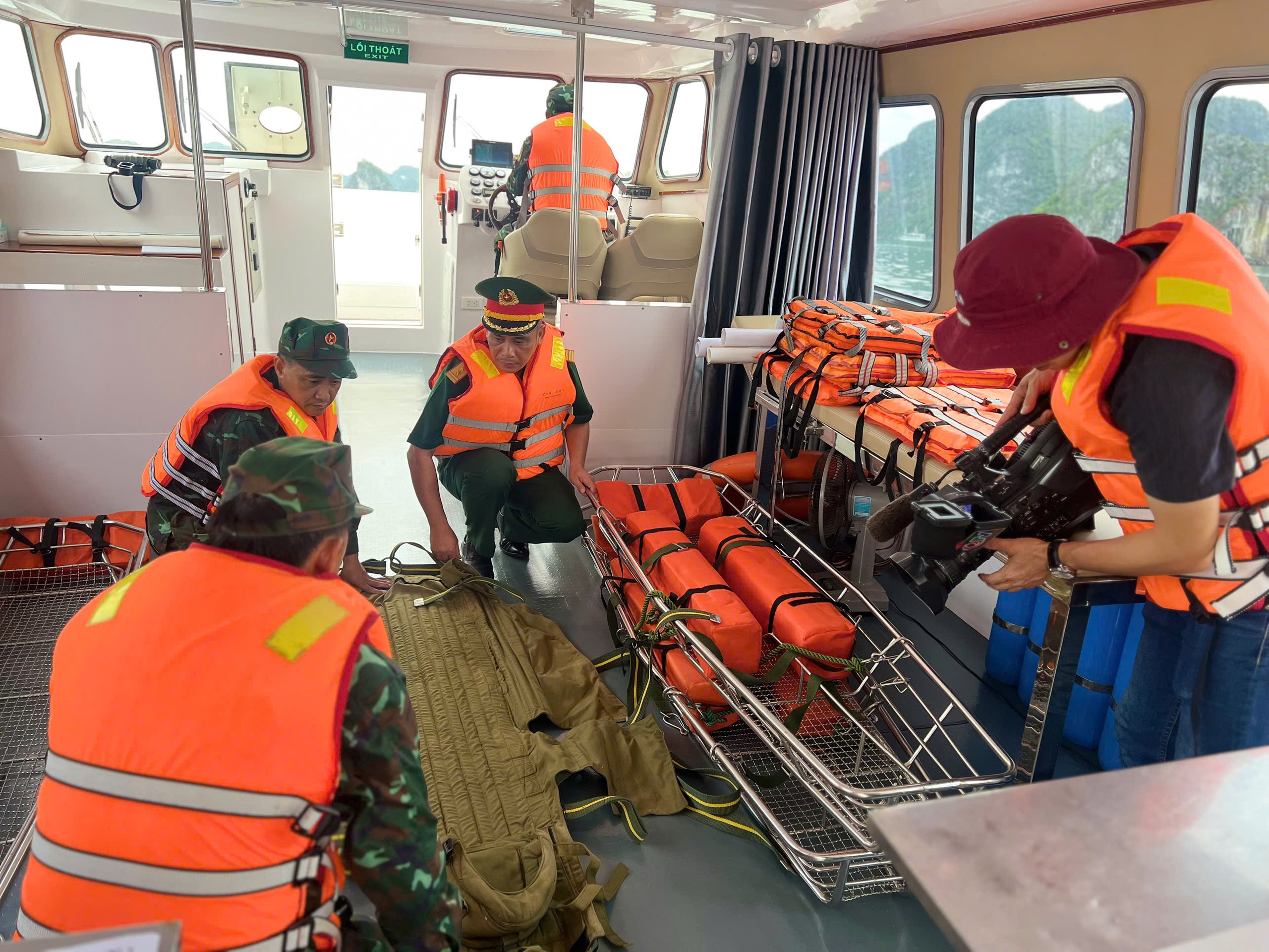 Quảng Ninh: Tăng cường tuần tra, bảo đảm an toàn cho du khách trên vịnh Hạ Long- Ảnh 3. Quảng Ninh: Tăng cường tuần tra, bảo đảm an toàn cho du khách trên vịnh Hạ Long- Ảnh 3.