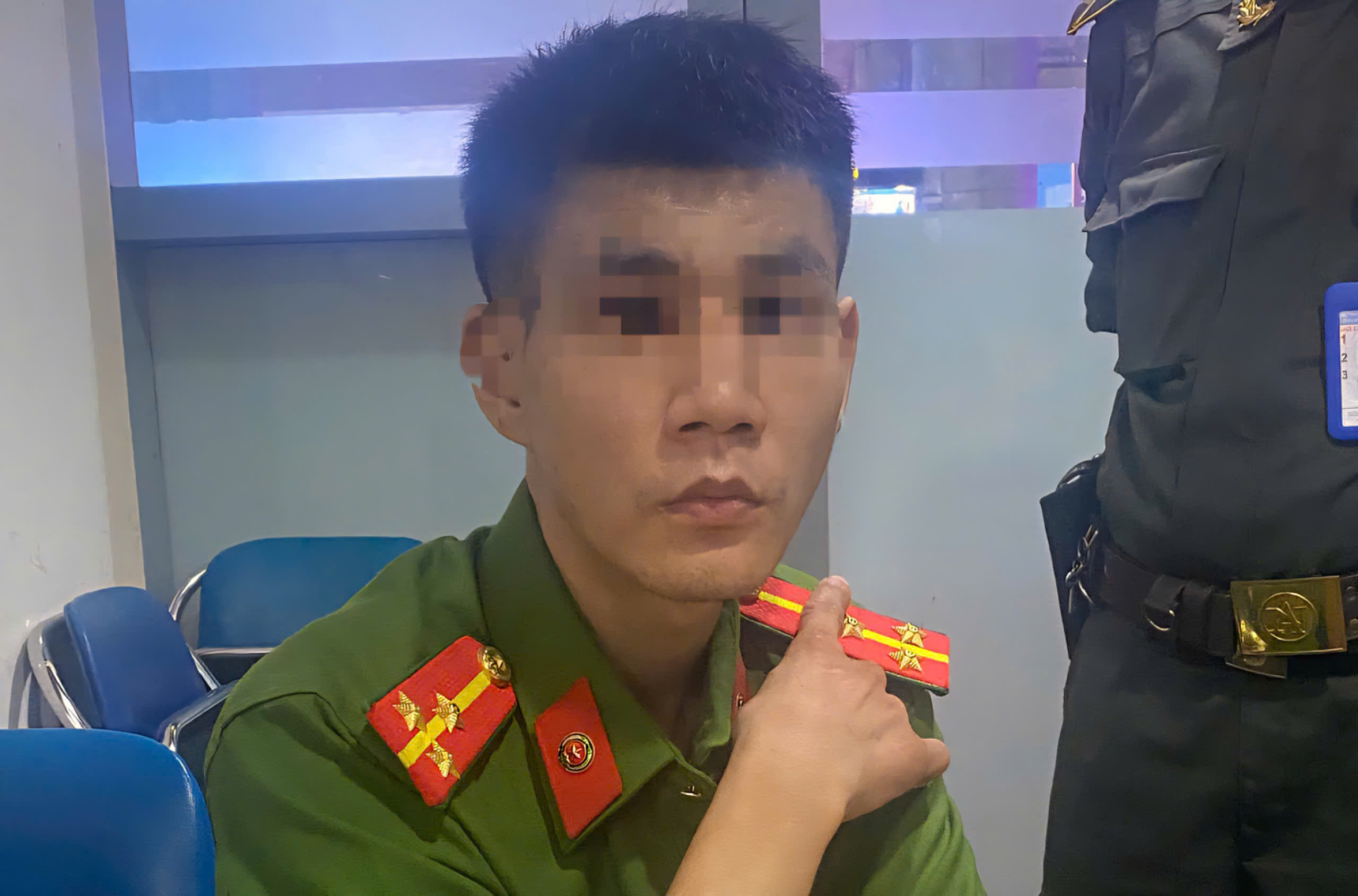 Tạm giữ thanh niên mặc quân phục giả danh công an vào sân bay Đà Nẵng- Ảnh 1. Tạm giữ thanh niên mặc quân phục giả danh công an vào sân bay Đà Nẵng- Ảnh 1.