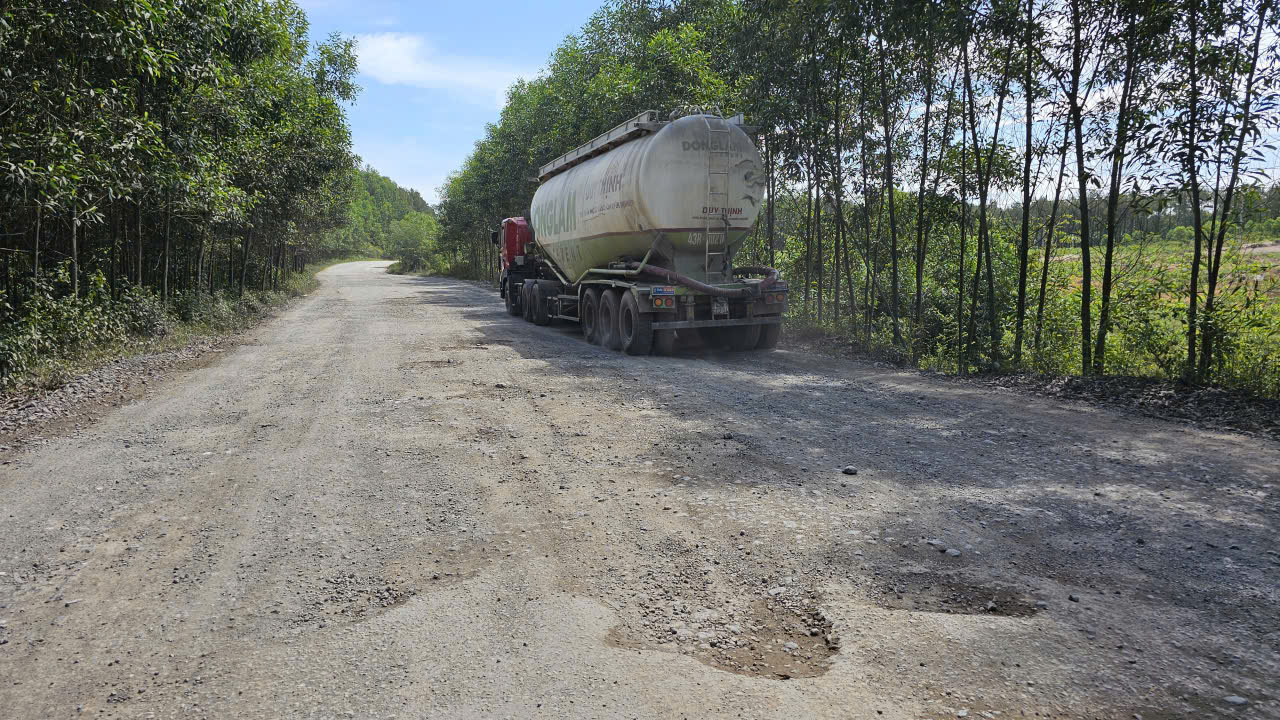 Toàn cảnh tỉnh lộ xuống cấp, tiềm ẩn tai nạn ở Huế vừa được phê duyệt đầu tư 71 tỷ đồng- Ảnh 13. Toàn cảnh tỉnh lộ xuống cấp, tiềm ẩn tai nạn ở Huế vừa được phê duyệt đầu tư 71 tỷ đồng- Ảnh 13.