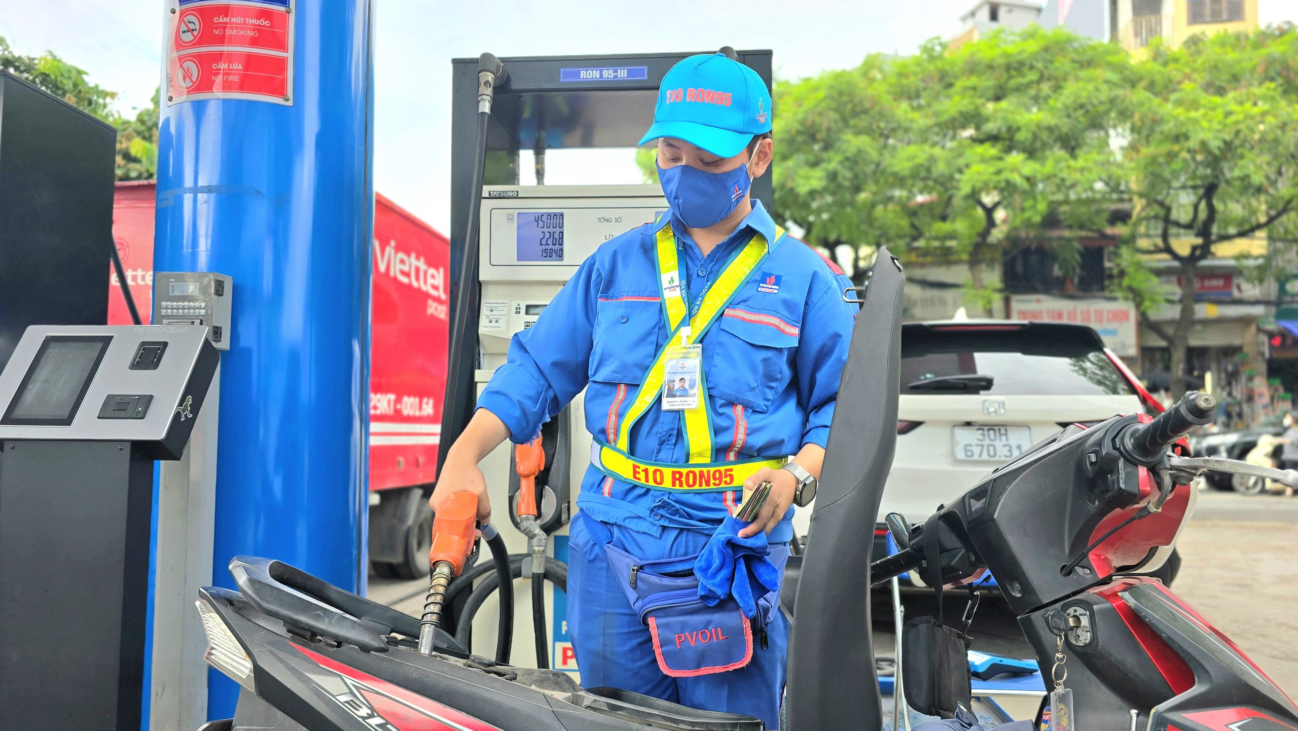 Giá xăng đồng loạt tăng, RON 95 vượt mốc 20.000 đồng/lít- Ảnh 1. Giá xăng đồng loạt tăng, RON 95 vượt mốc 20.000 đồng/lít- Ảnh 1.