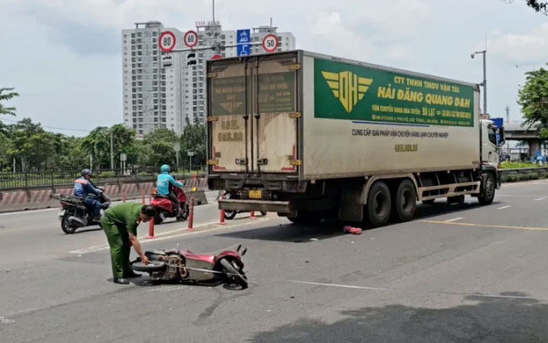 Hiện trường vụ tai nạn khiến cô gái trẻ tử vong. Hiện trường vụ tai nạn khiến cô gái trẻ tử vong.