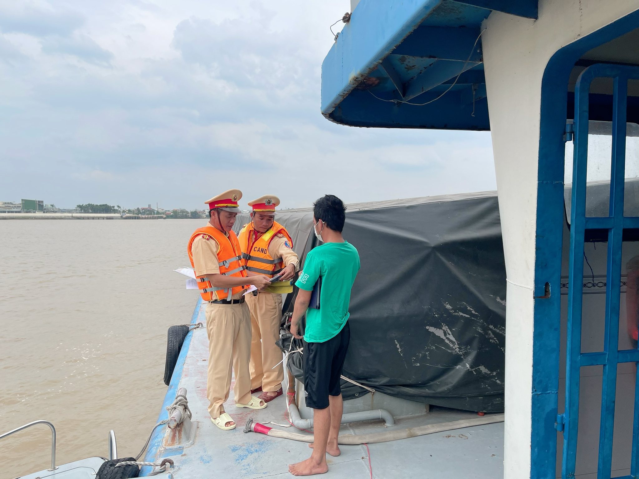 Kiểm tra gần 500 phương tiện thủy tại Đồng Nai phát hiện hàng loạt vi phạm- Ảnh 4. Kiểm tra gần 500 phương tiện thủy tại Đồng Nai phát hiện hàng loạt vi phạm- Ảnh 4.
