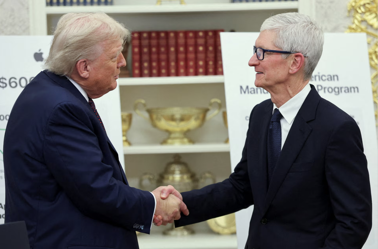 Tổng thống Donald Trump công bố cam kết đầu tư mới 100 tỷ USD từ Apple- Ảnh 1. Tổng thống Donald Trump công bố cam kết đầu tư mới 100 tỷ USD từ Apple- Ảnh 1.