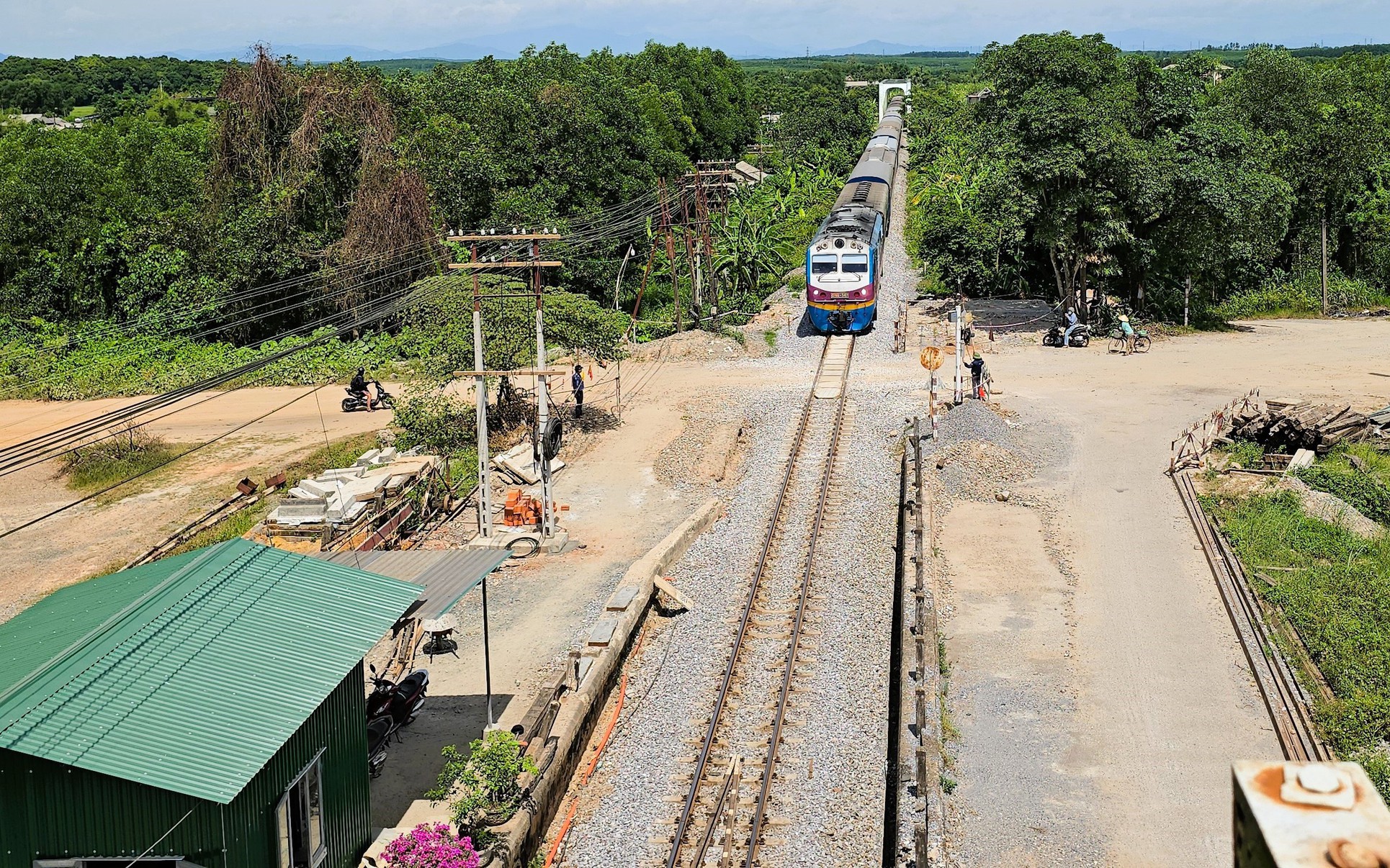 Cận cảnh c&ocirc;ng tr&igrave;nh dịch chuyển, mở rộng đường ngang c&ograve;n dở dang, chờ vốn ở Quảng Trị