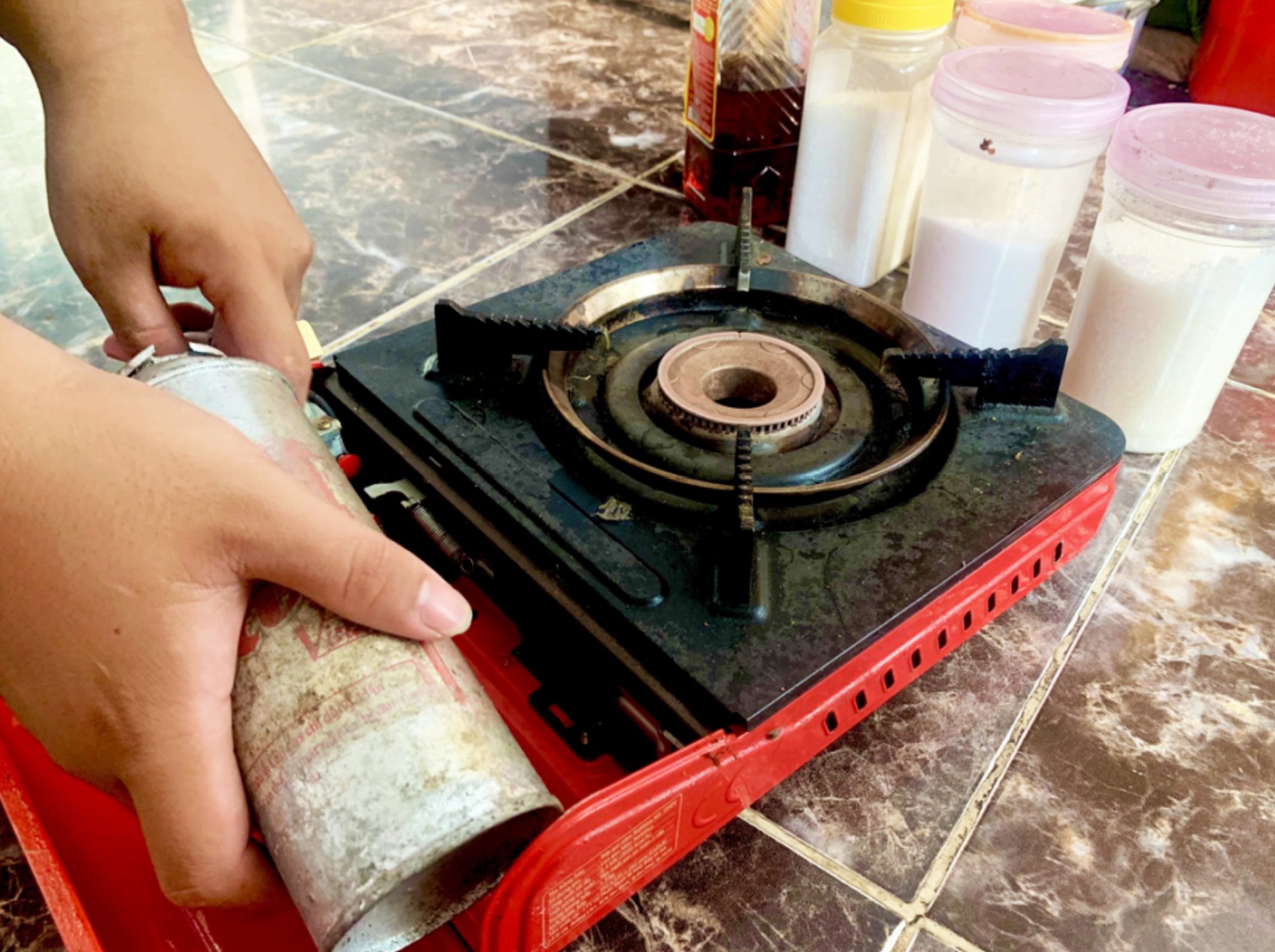 Nổ bình ga mini khi ăn lẩu, một người đàn ông bị chấn thương nghiêm trọng vùng kín- Ảnh 1.