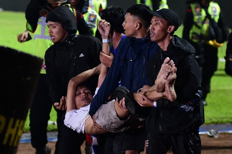 FIFA không gỡ lệnh cấm cho cổ động viên bóng đá Indonesia- Ảnh 1.