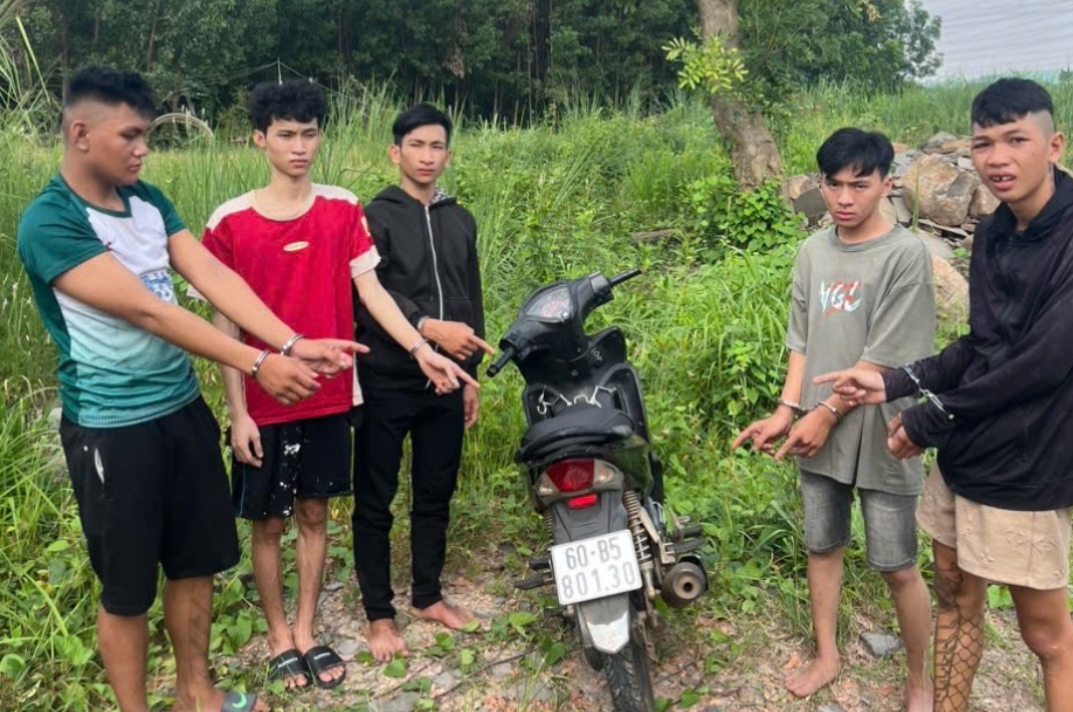 Bắt nhóm thanh niên dàn cảnh hỏi đường, đánh người lúc rạng sáng để cướp xe- Ảnh 1. Bắt nhóm thanh niên dàn cảnh hỏi đường, đánh người lúc rạng sáng để cướp xe- Ảnh 1.