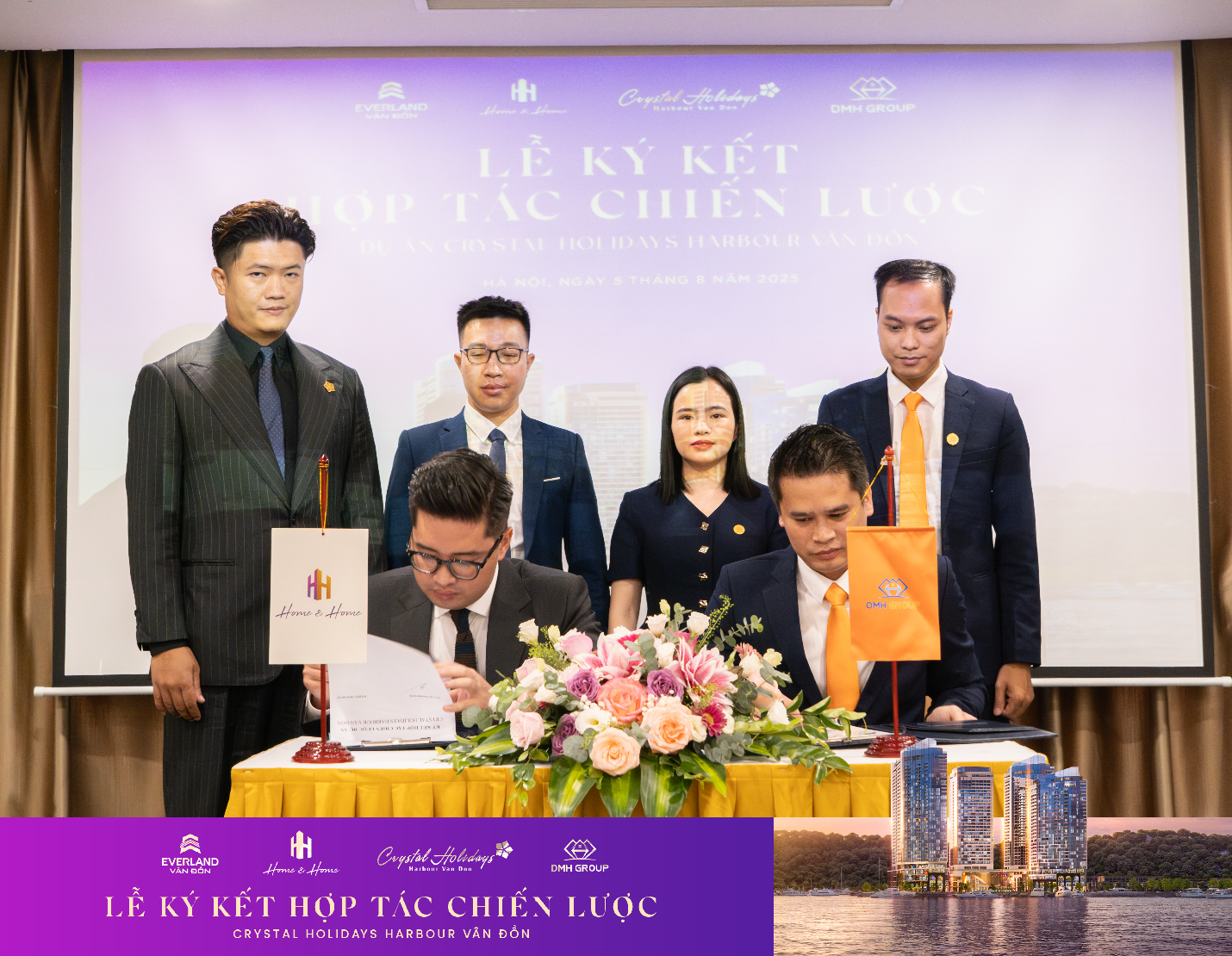 DMH Group trở thành tổng đại lý chiến lược Crystal Holidays Harbour Vân Đồn- Ảnh 1. A group of people standing behind a table with flowers Description automatically generated