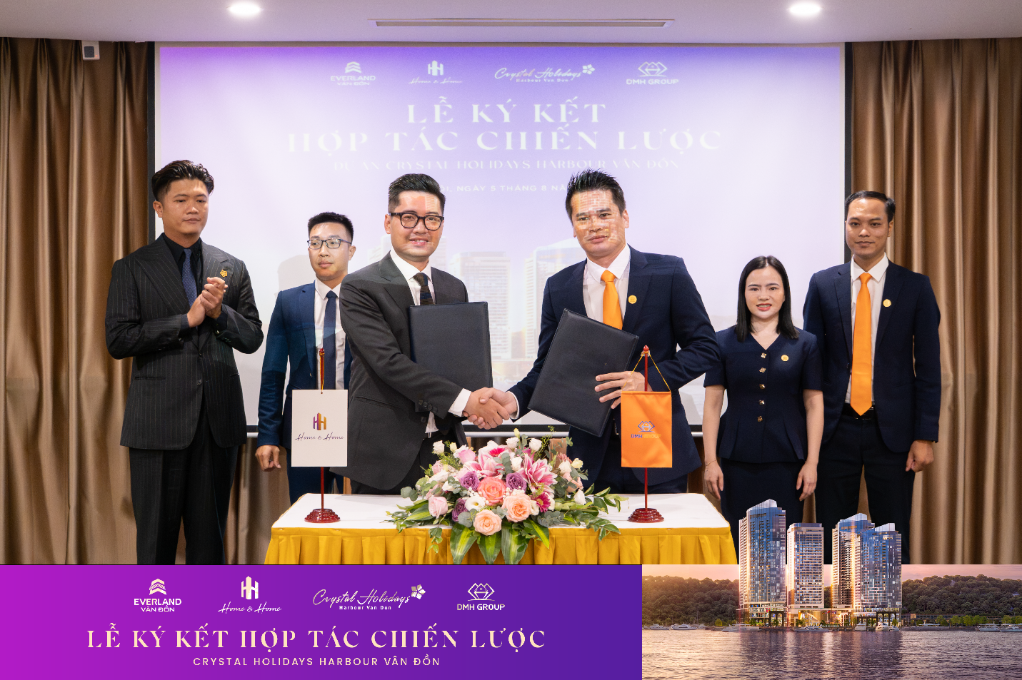 DMH Group trở thành tổng đại lý chiến lược Crystal Holidays Harbour Vân Đồn- Ảnh 2. A group of people shaking hands Description automatically generated