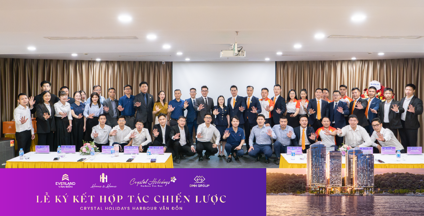 DMH Group trở thành tổng đại lý chiến lược Crystal Holidays Harbour Vân Đồn- Ảnh 3. A group of people posing for a photo Description automatically generated