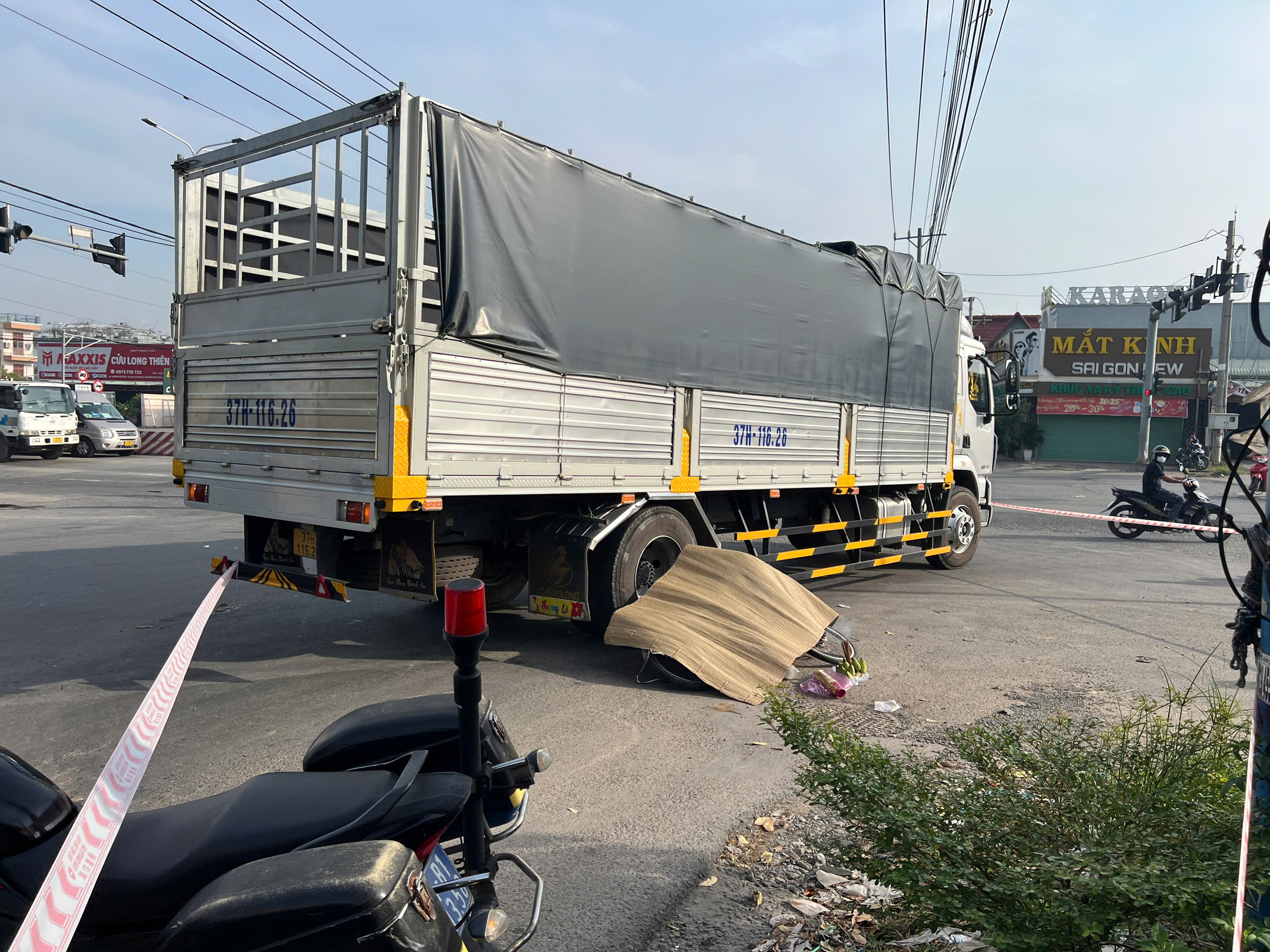 Xe tải va chạm xe đạp điện, nữ công nhân bị cán tử vong- Ảnh 1. Xe tải va chạm xe đạp điện, nữ công nhân bị cán tử vong- Ảnh 1.
