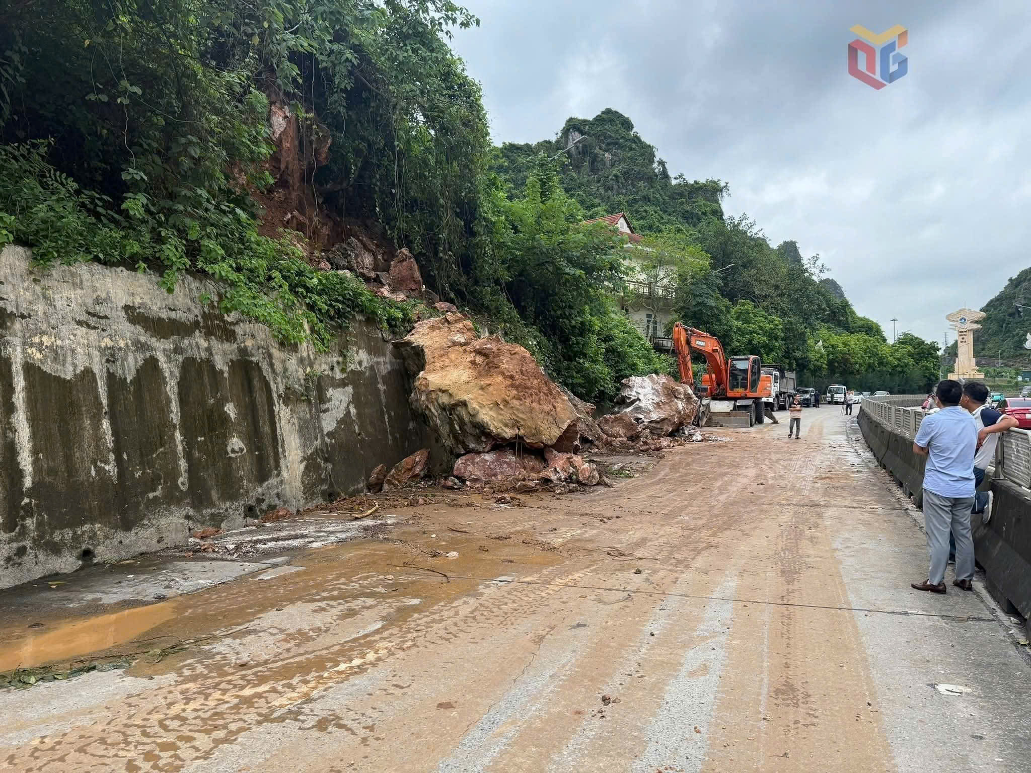 Quảng Ninh: Sạt lở trên quốc lộ 18, giao thông qua dốc Đèo Bụt bị gián đoạn- Ảnh 2. Quảng Ninh: Sạt lở trên quốc lộ 18, giao thông qua dốc Đèo Bụt bị gián đoạn- Ảnh 2.
