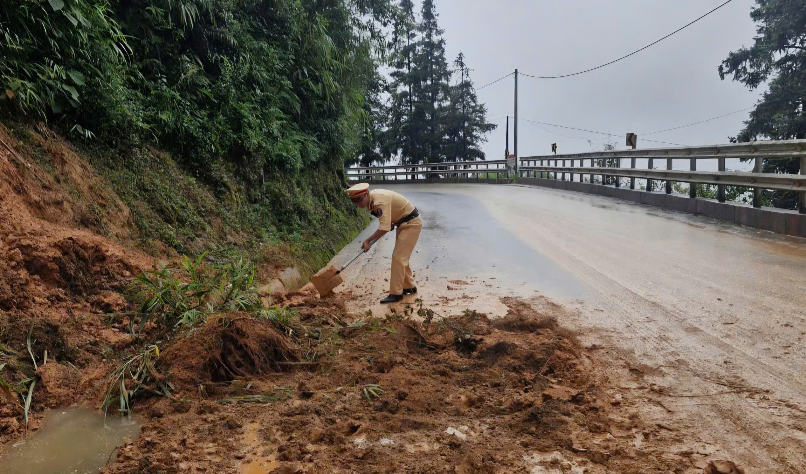 Chuyện CSGT Lào Cai tuần lưu xuyên đêm đảm bảo an toàn giao thông mùa mưa bão- Ảnh 3.