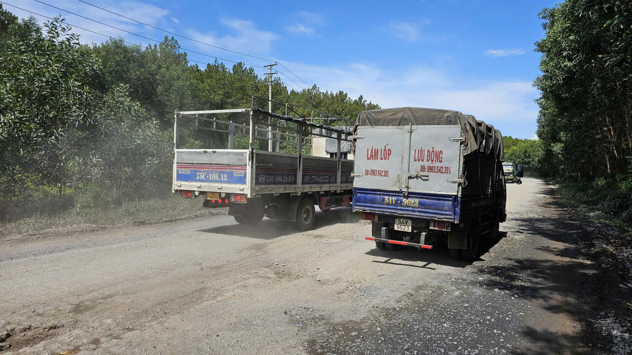 Toàn cảnh tỉnh lộ xuống cấp, tiềm ẩn tai nạn ở Huế vừa được phê duyệt đầu tư 71 tỷ đồng- Ảnh 6. Toàn cảnh tỉnh lộ xuống cấp, tiềm ẩn tai nạn ở Huế vừa được phê duyệt đầu tư 71 tỷ đồng- Ảnh 6.