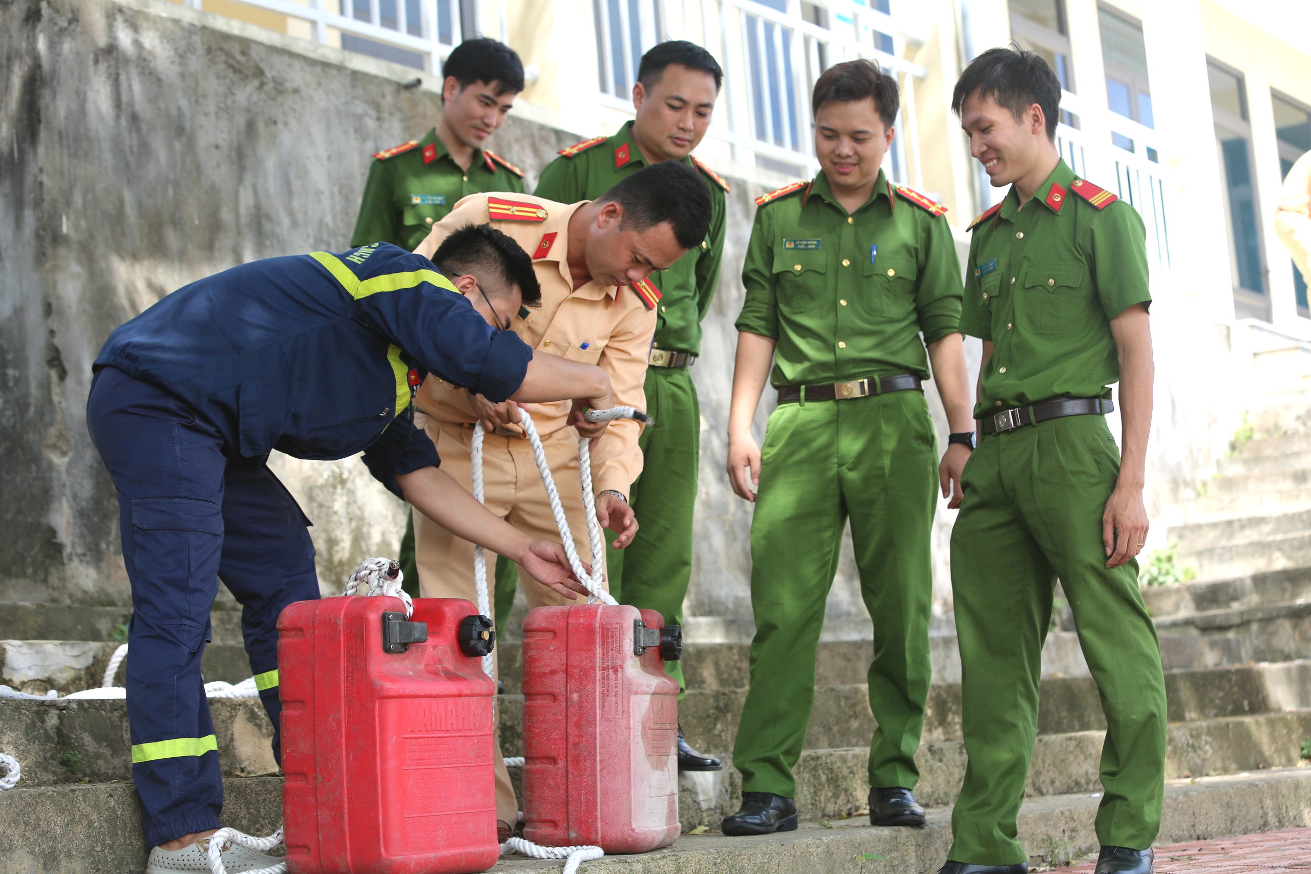 Thanh Hóa: Đào tạo kỹ năng lái xuồng máy cho công an cấp xã- Ảnh 1.