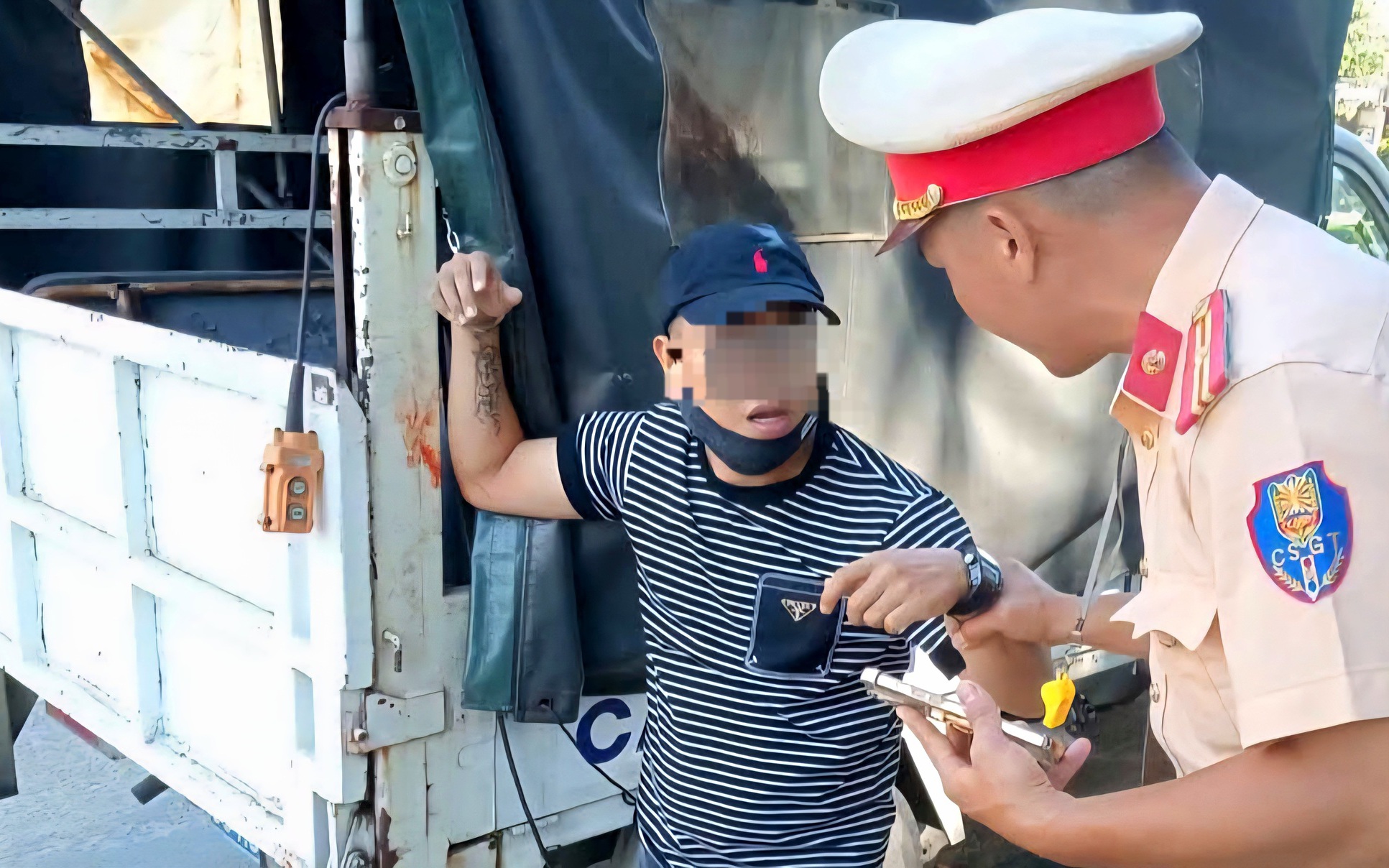 Gặp khách nghi 'ngáo đá', tài xế grab cầu cứu CSGT Đà Nẵng