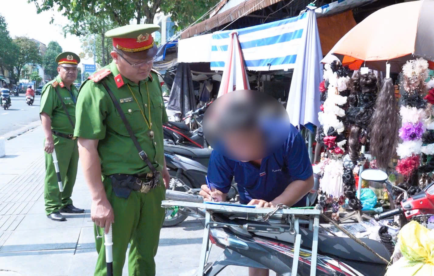 Nhiều trường hợp bị xử phạt vì vi phạm trật tự đô thị ở Đồng Nai- Ảnh 1. Nhiều trường hợp bị xử phạt vì vi phạm trật tự đô thị ở Đồng Nai- Ảnh 1.